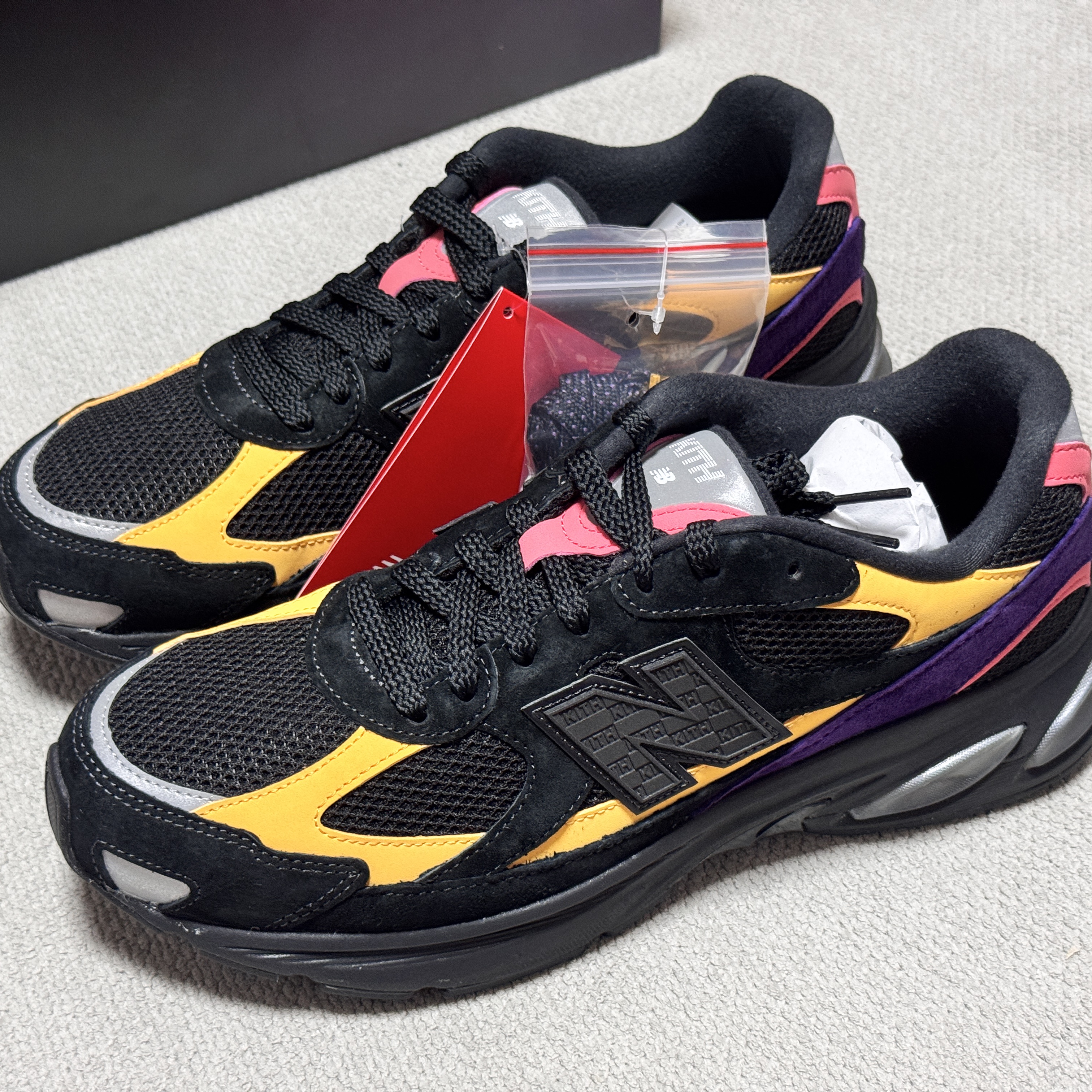 New Balance x Ronnie Fieg 2010 Abzorb Black Yellow 착용 스타일 - 1