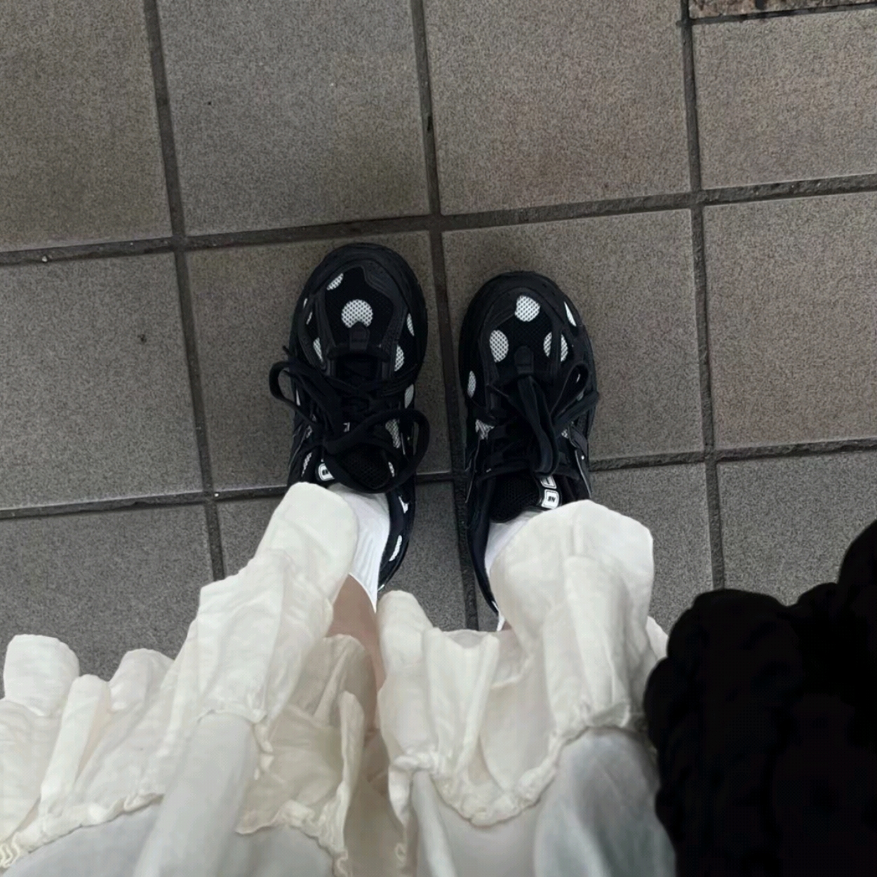 New Balance 1906R Polka Dot Black 착용 스타일