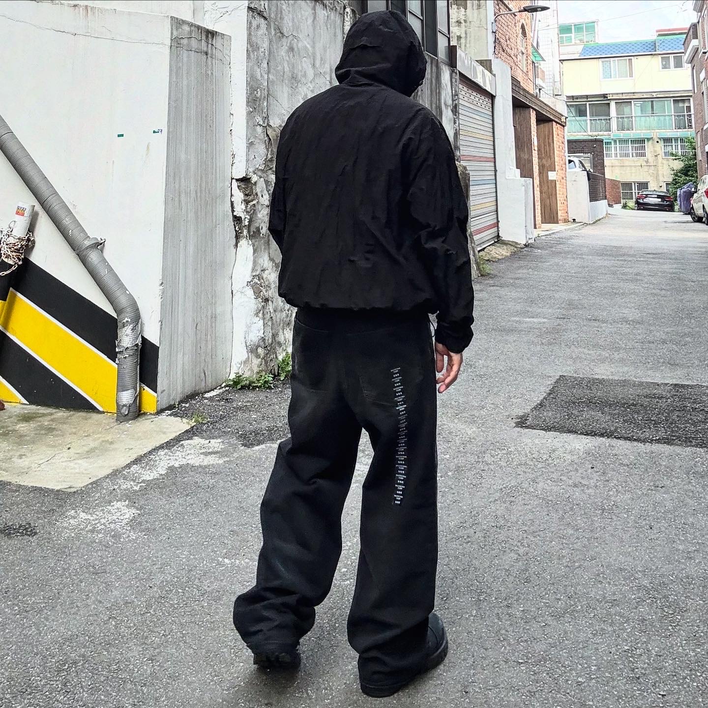 Nonnod Zip Jacket Matt Black, Balenciaga Denim Size Sticker Baggy Pants in Black 착용 스타일 - 1