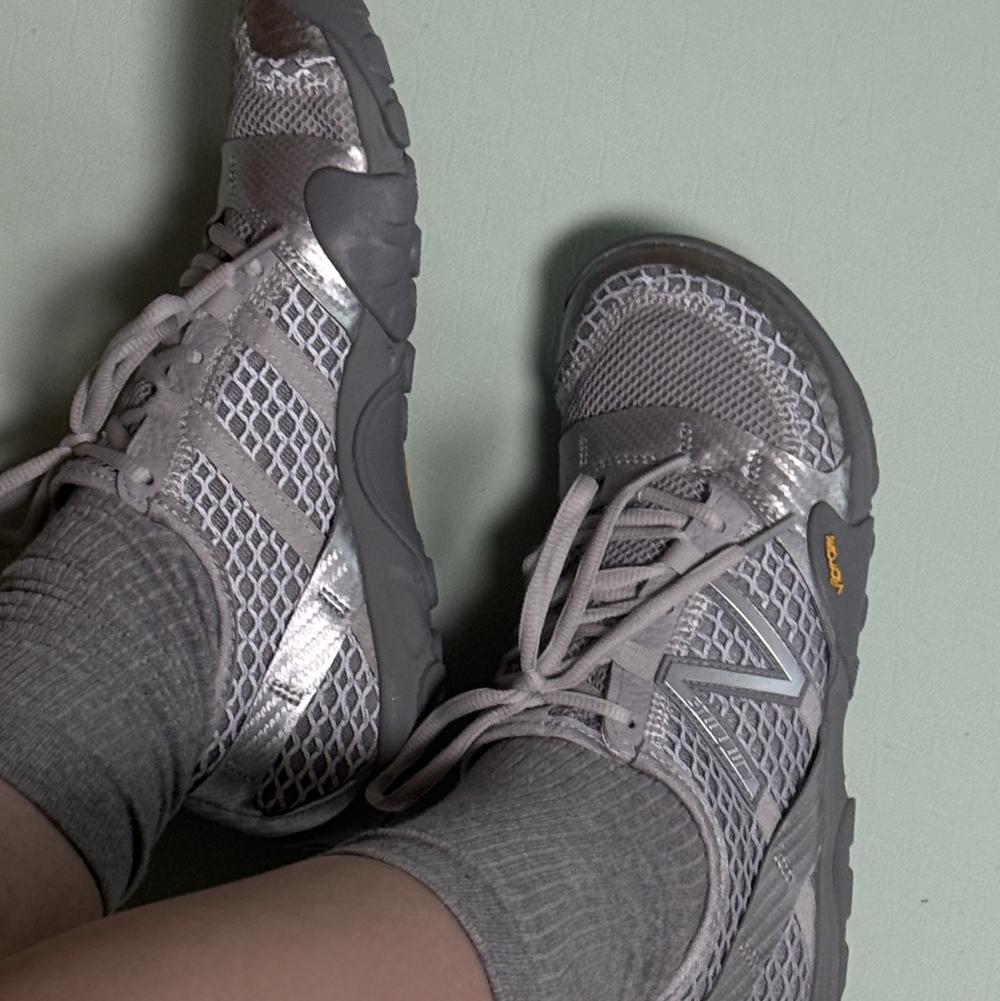 New Balance Minimus MT10O Slate Grey Silver Metallic 착용 스타일