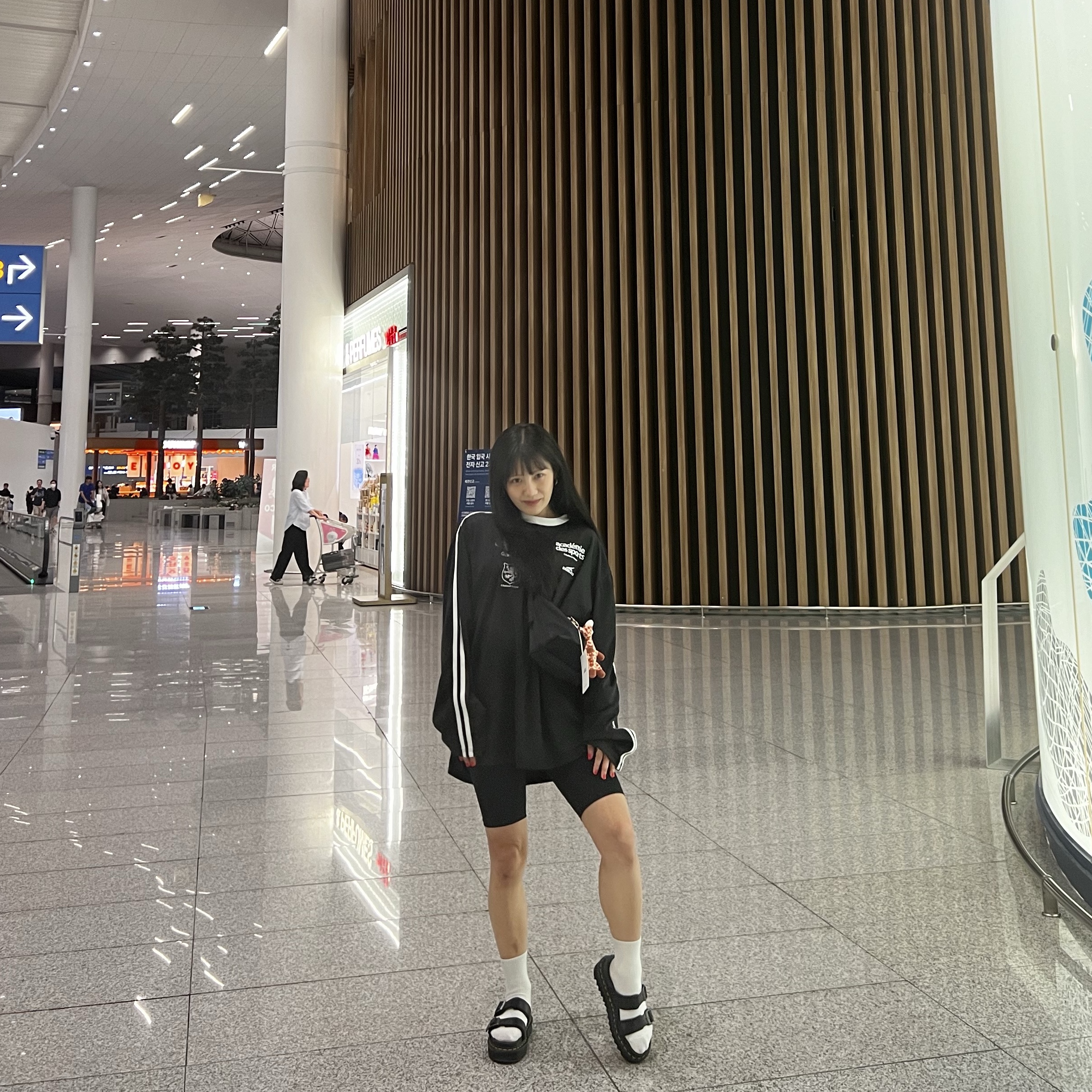 Emis Twin Bag Black - 22SS, Dr. Martens Myles Sandal Black 착용 스타일