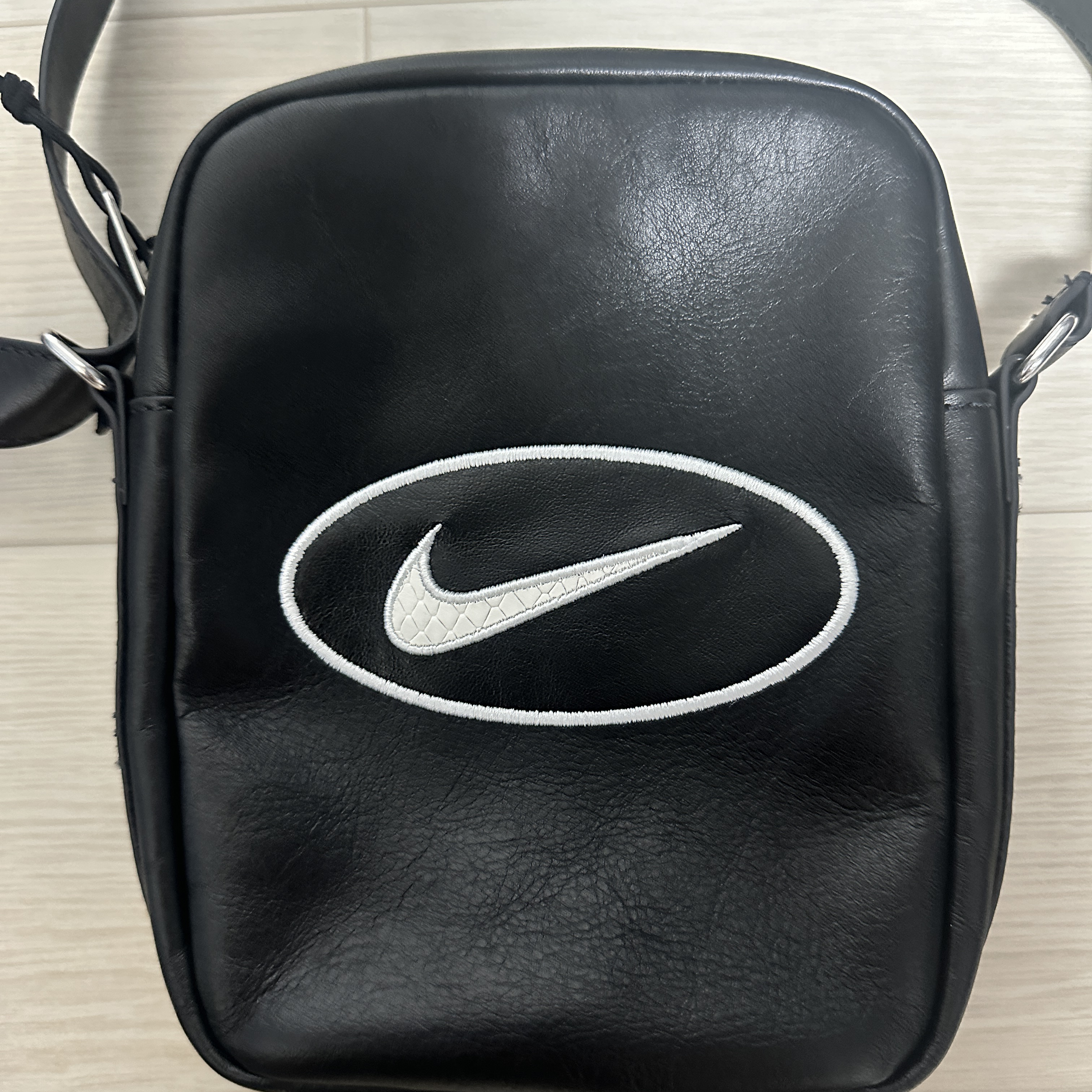 Supreme x Nike Leather Shoulder Bag Black - 25SS 착용 스타일