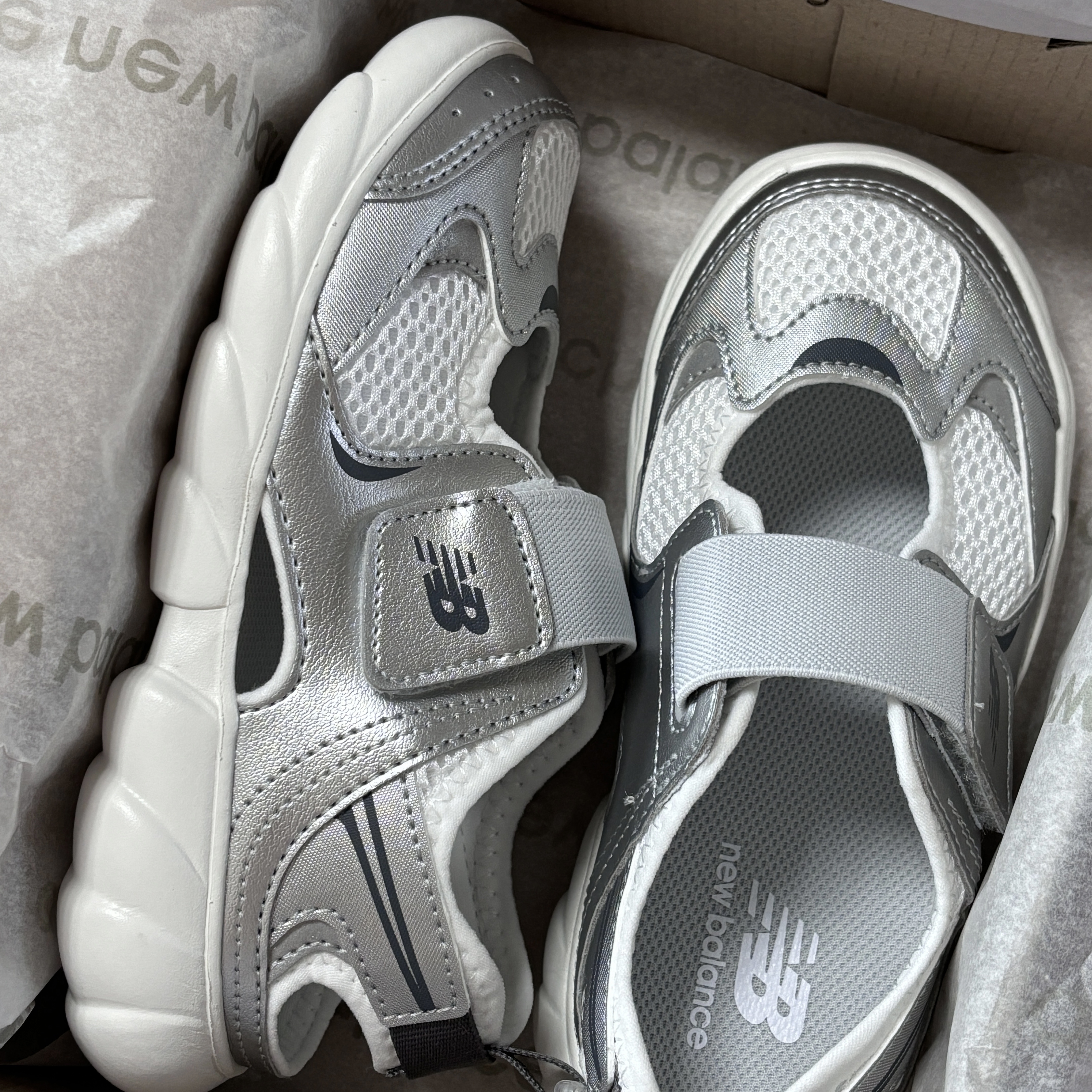 (Kids) New Balance Freedle 920 Sandal Silver 착용 스타일 - 1