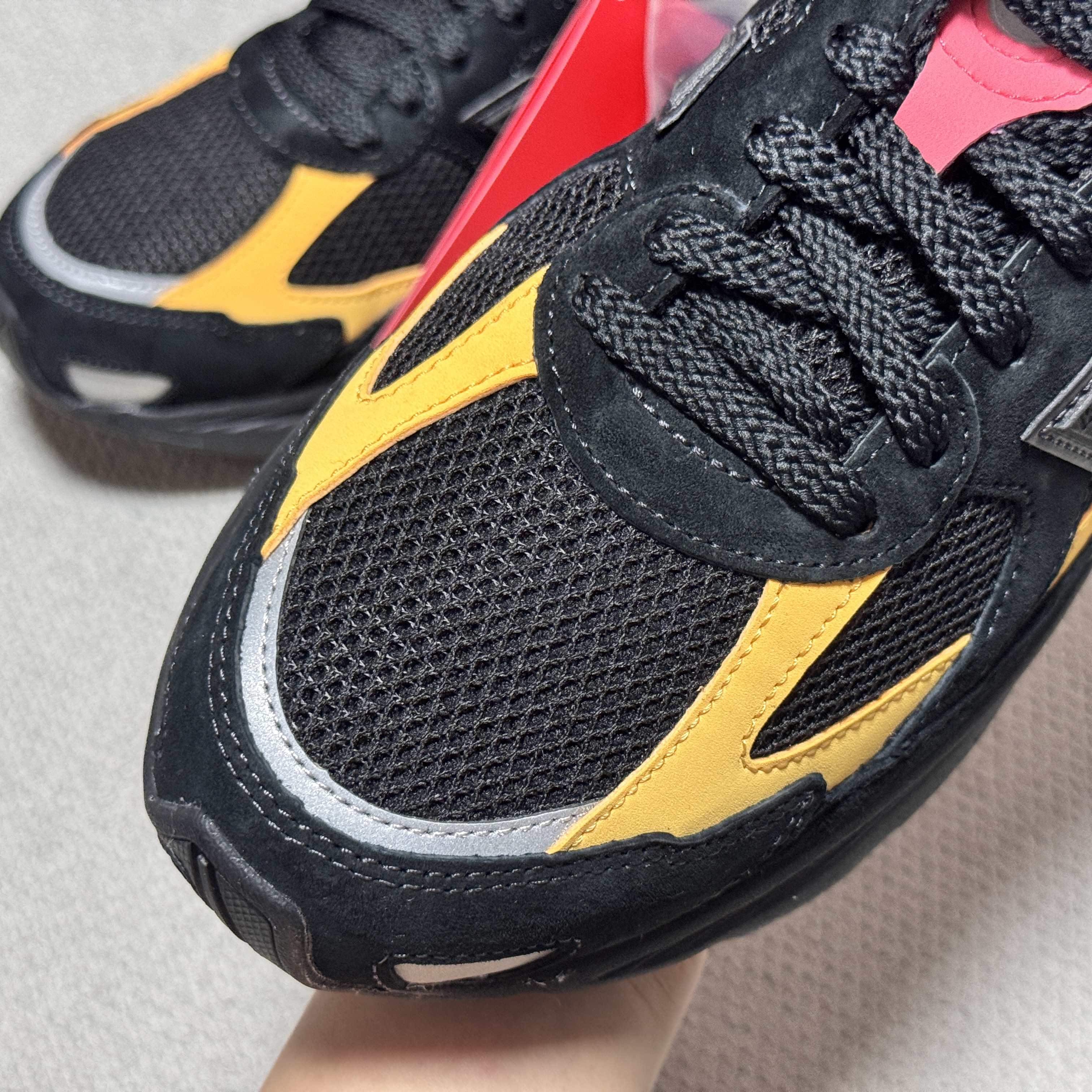 New Balance x Ronnie Fieg 2010 Abzorb Black Yellow 착용 스타일 - 2