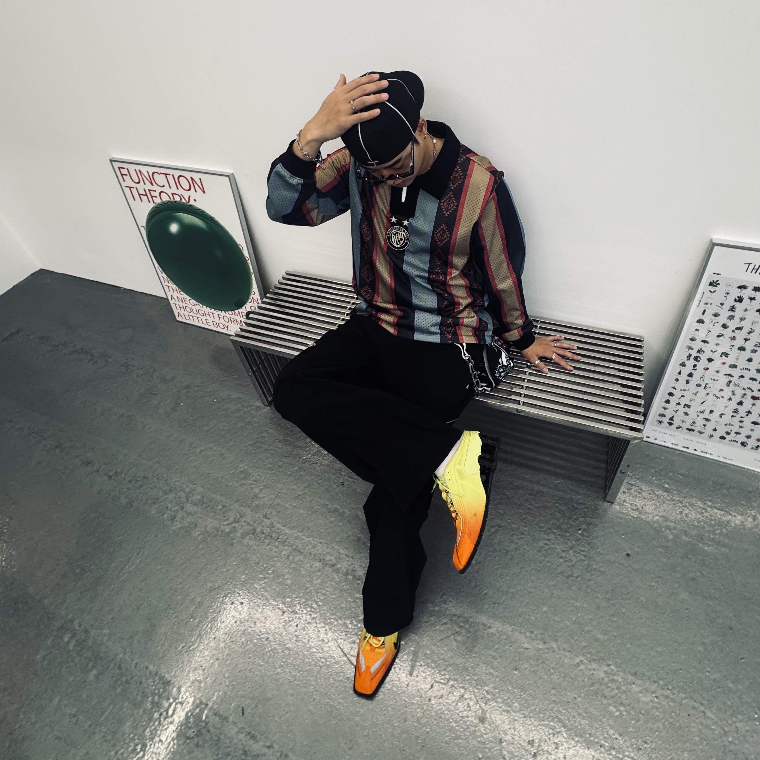 Nike x Martine Rose Shox MR4 Safety Orange, Supreme Piping Script Logo New Era Black - 25SS 착용 스타일 - 3