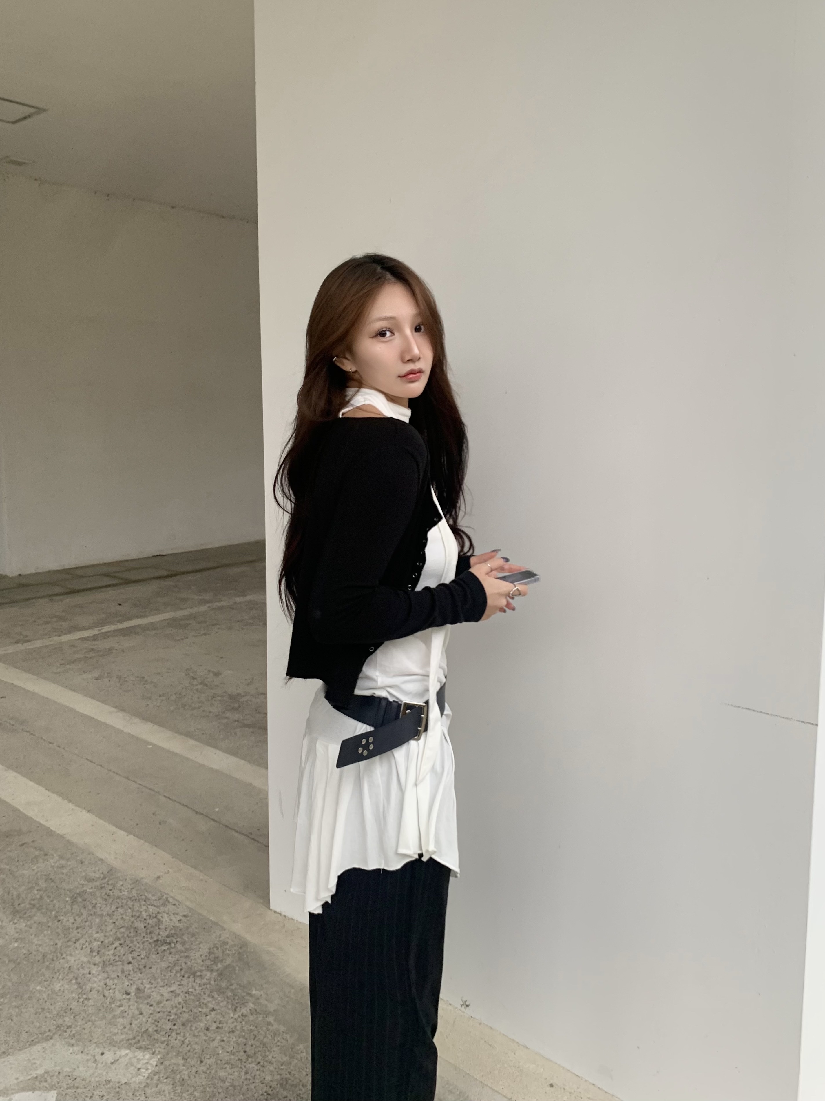 Current Pleated Wide Pin Stripe Pants Dark Navy 착용 스타일