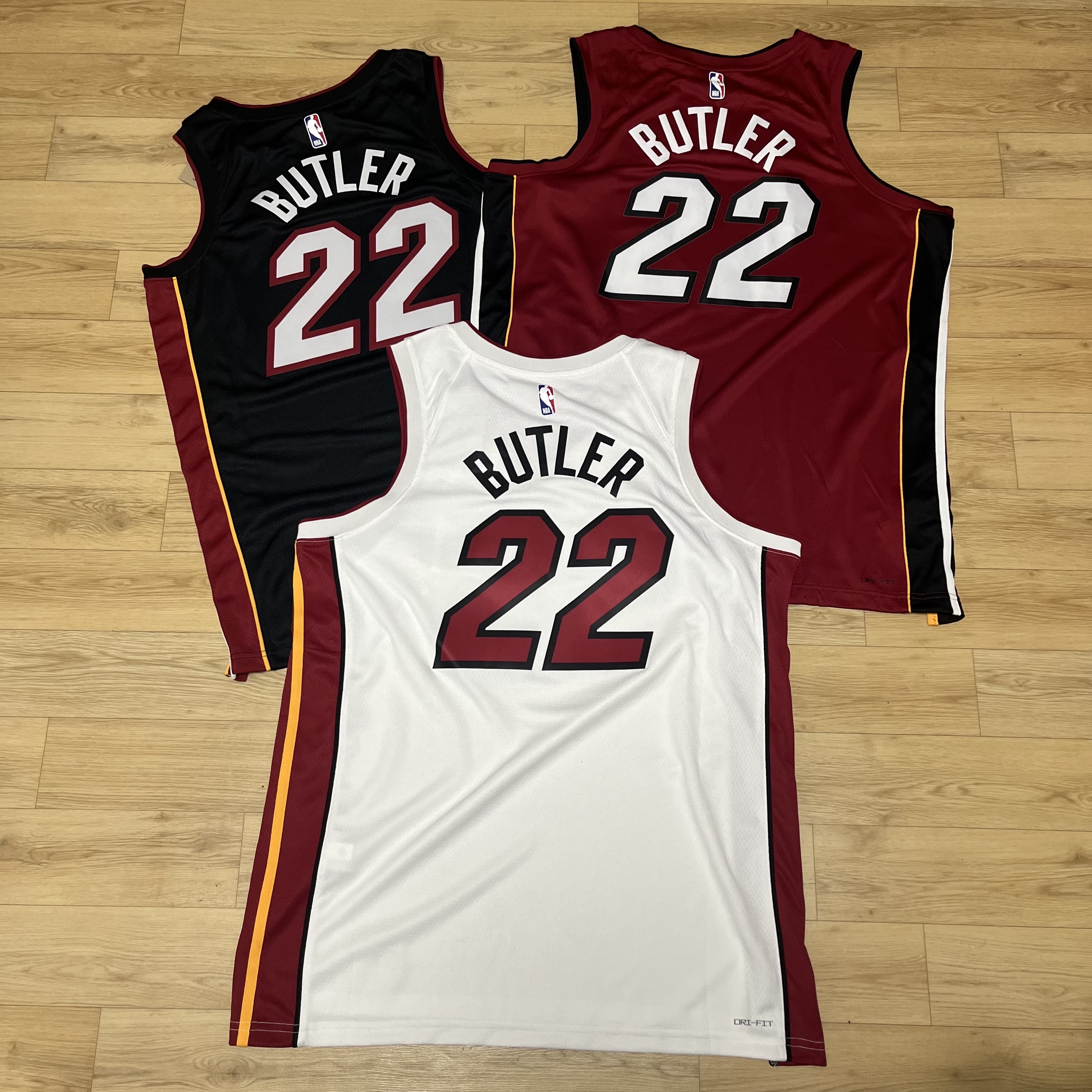 Nike Jimmy Butler Miami Heat Icon Edition 2022/23 NBA Swingman Jersey Black 착용 스타일 - 2