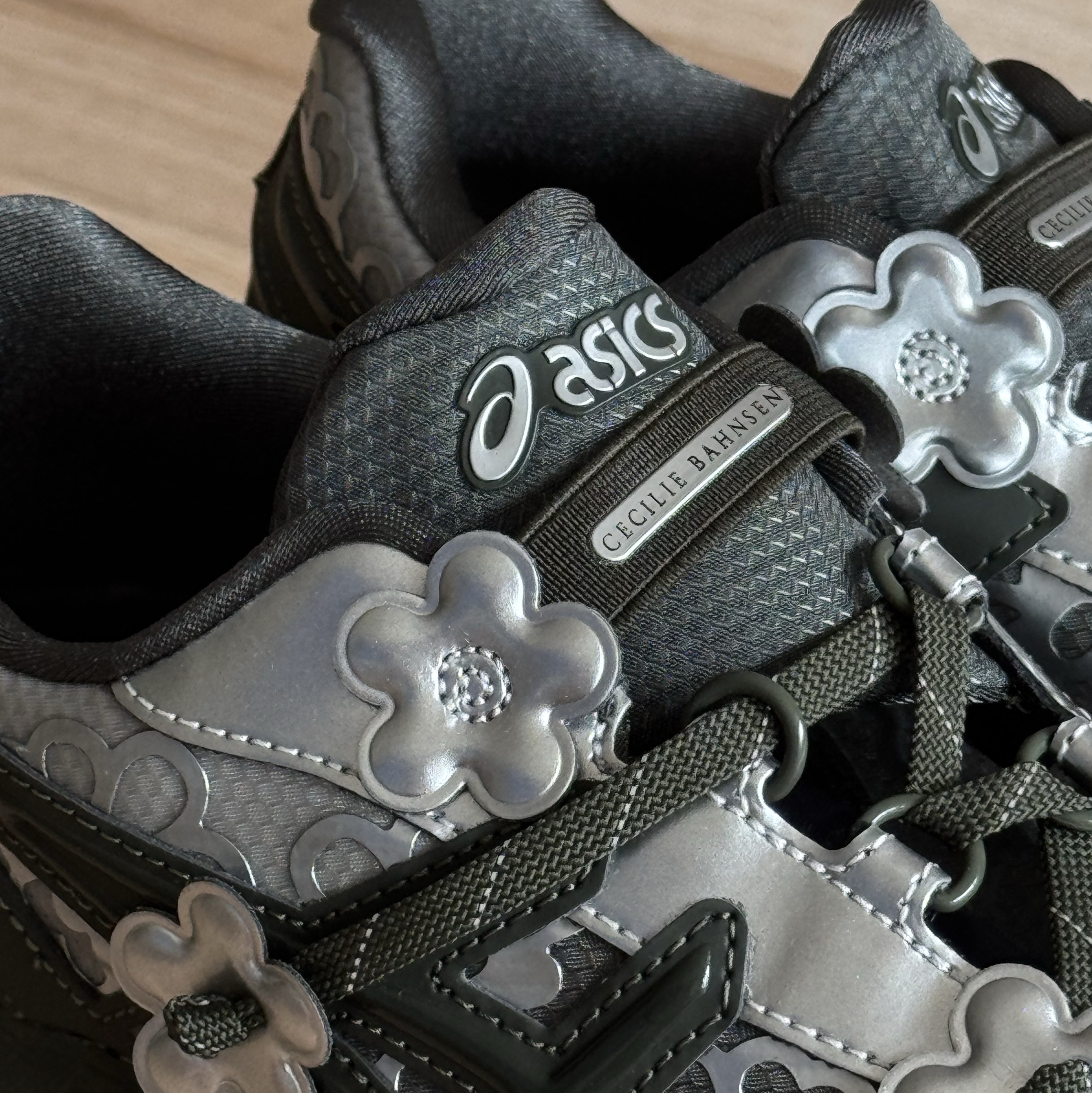 Asics x Cecilie Bahnsen Gel-Kayano 20 Olive 착용 스타일
