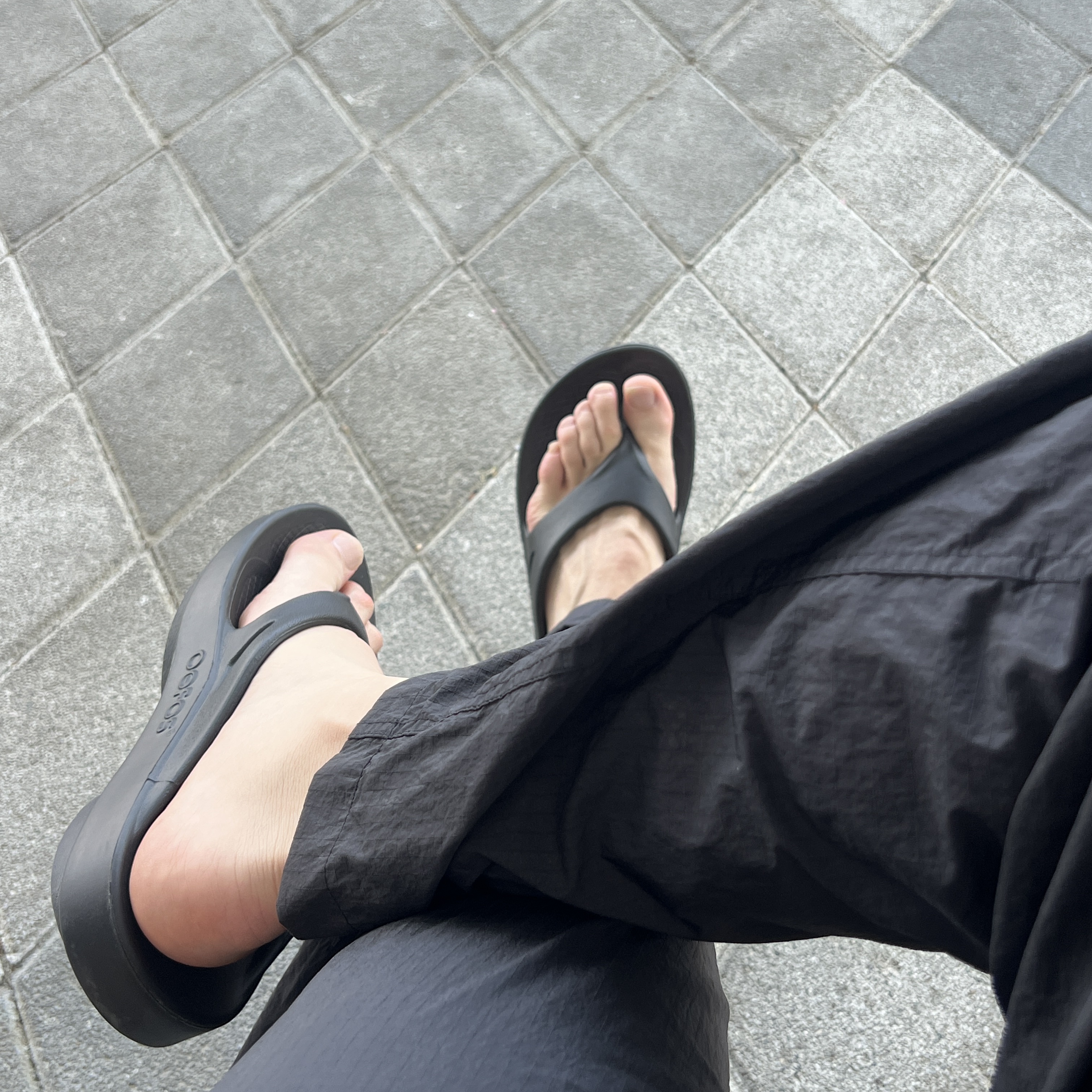 Oofos OOriginal Black 착용 스타일