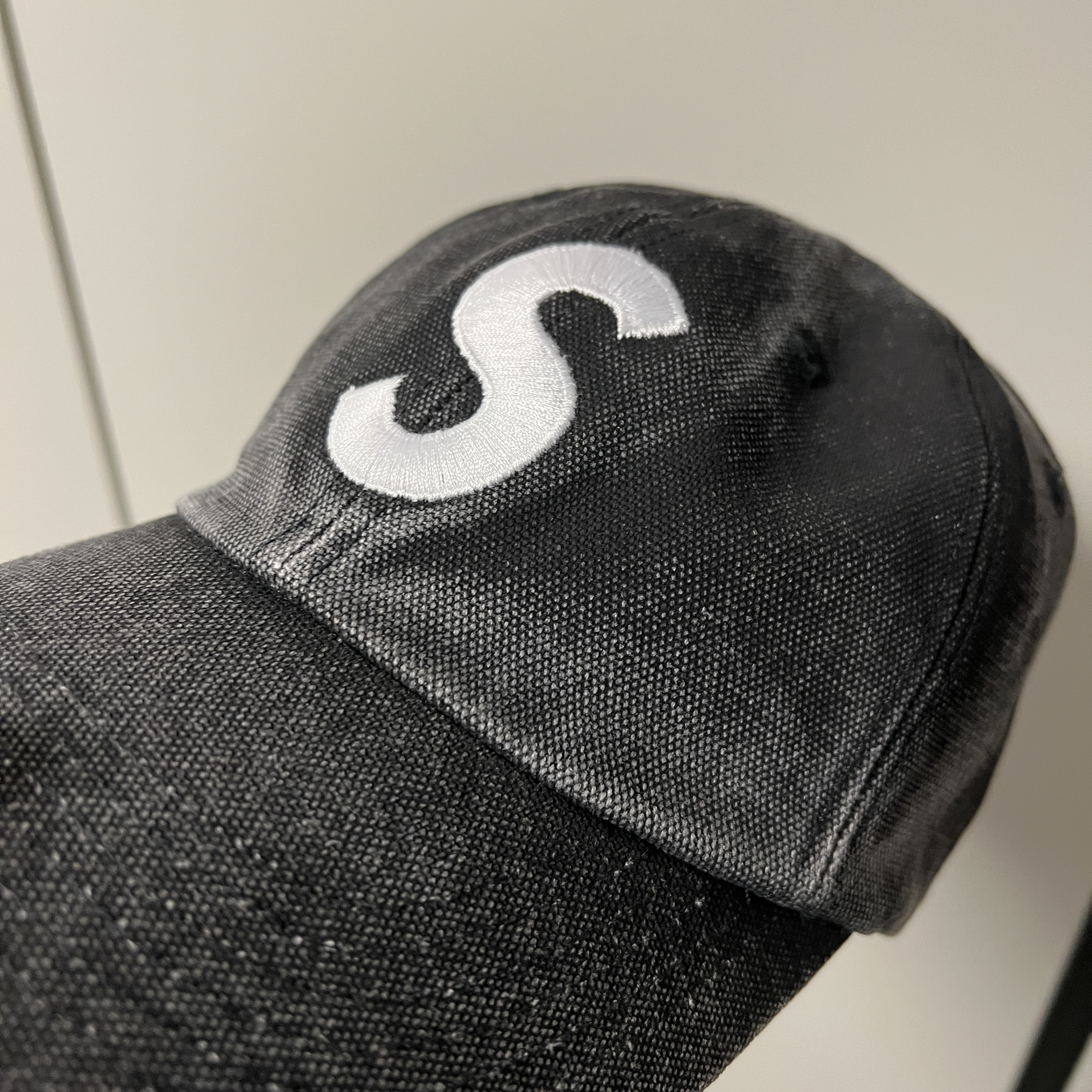 Supreme Pigment S Logo 6-Panel Black - 24FW 착용 스타일