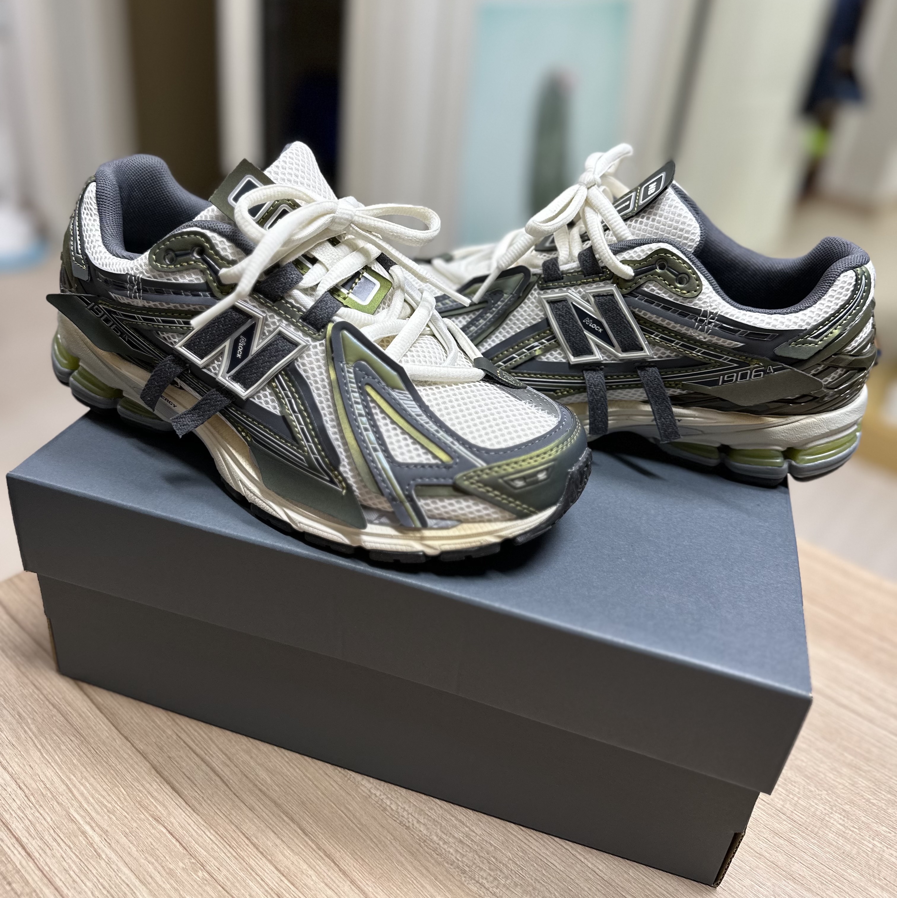 New Balance 1906A Olive Juice Sea Salt 착용 스타일