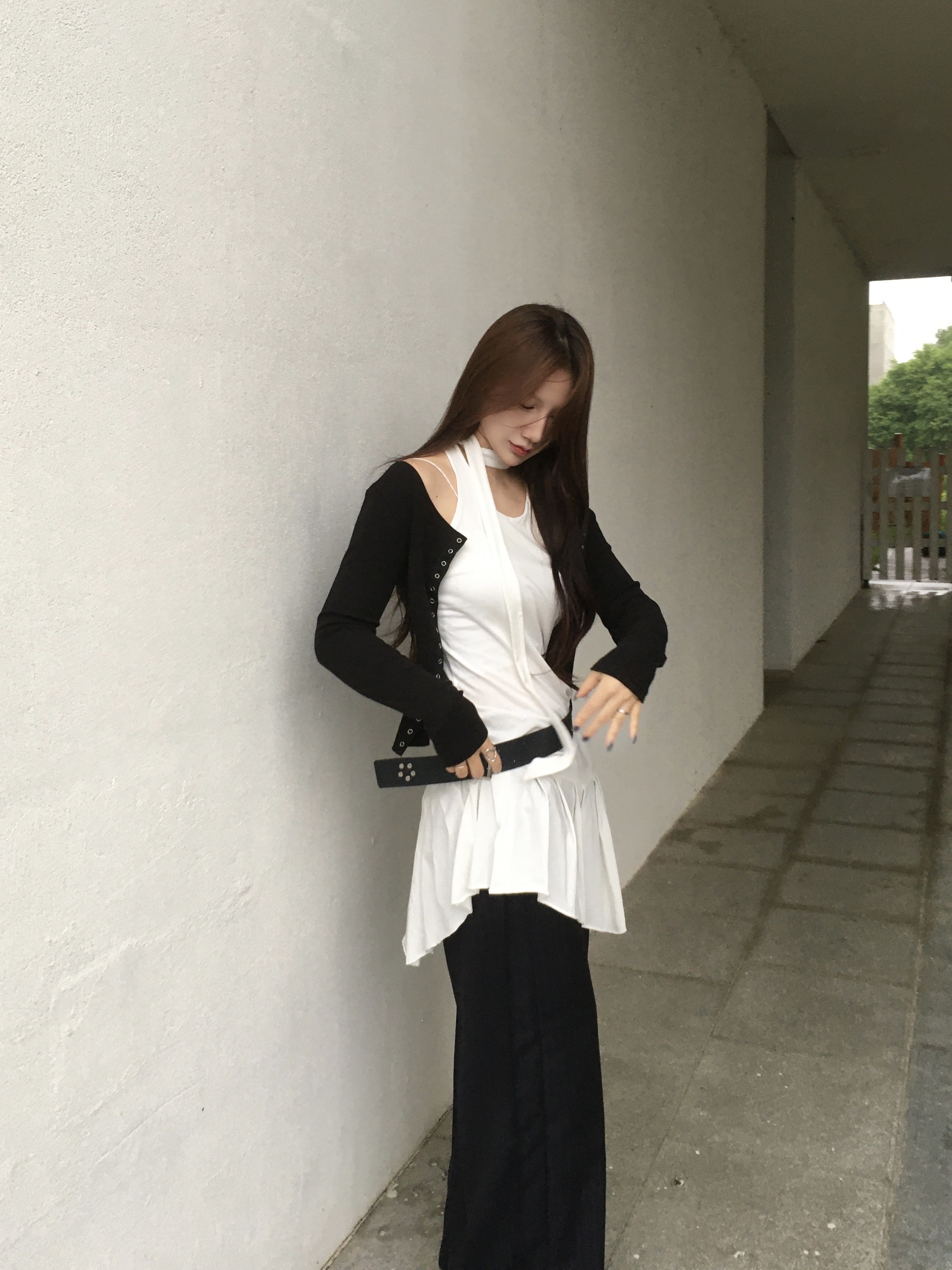 Current Pleated Wide Pin Stripe Pants Dark Navy 착용 스타일