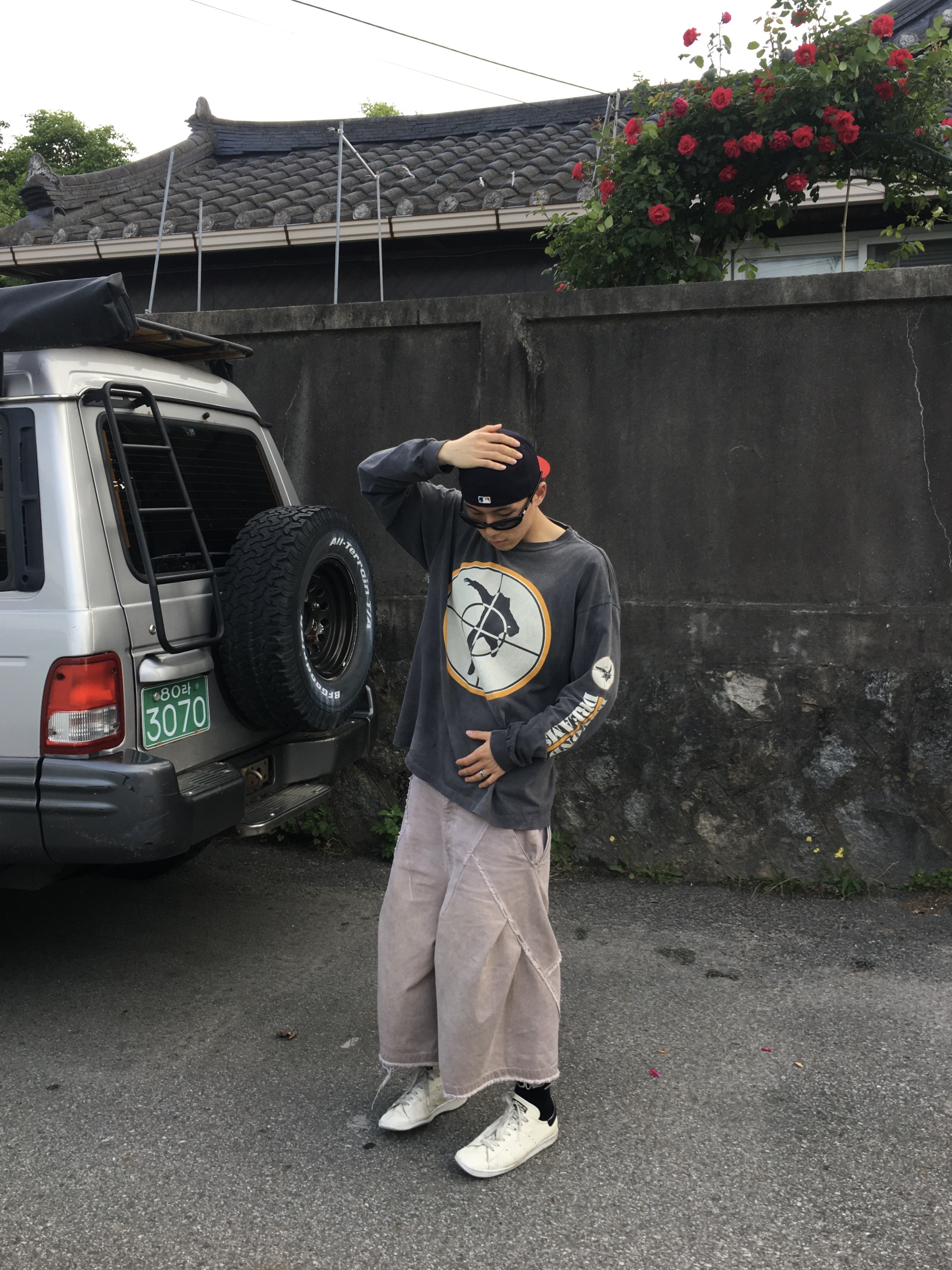 Saint Mxxxxxx Target L/S T-Shirt Black - 24SS, Balenciaga x Adidas Stan Smith Off White 착용 스타일 - 1