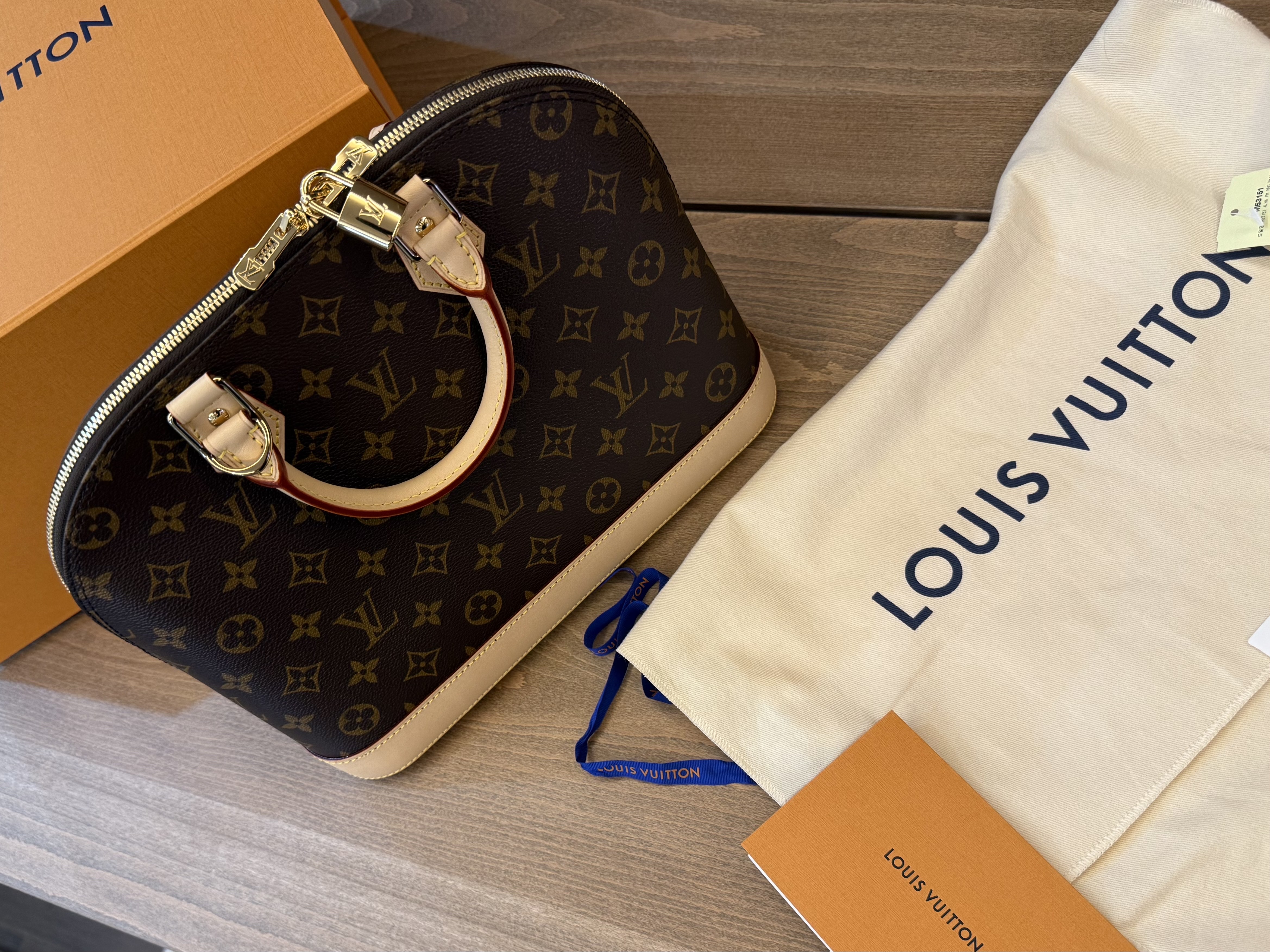 Louis Vuitton Alma PM Monogram 착용 스타일 - 3