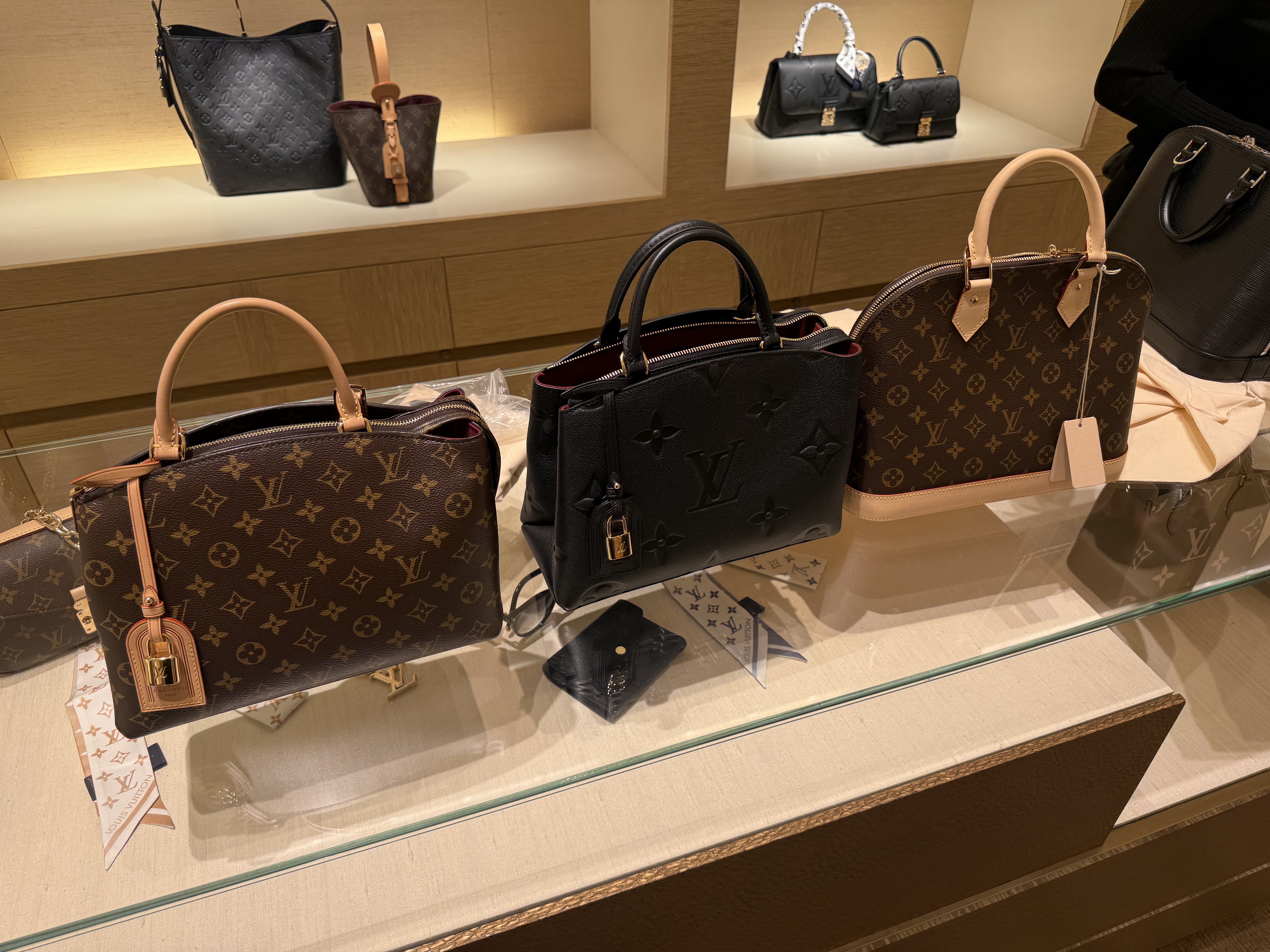 Louis Vuitton Alma PM Monogram 착용 스타일 - 6