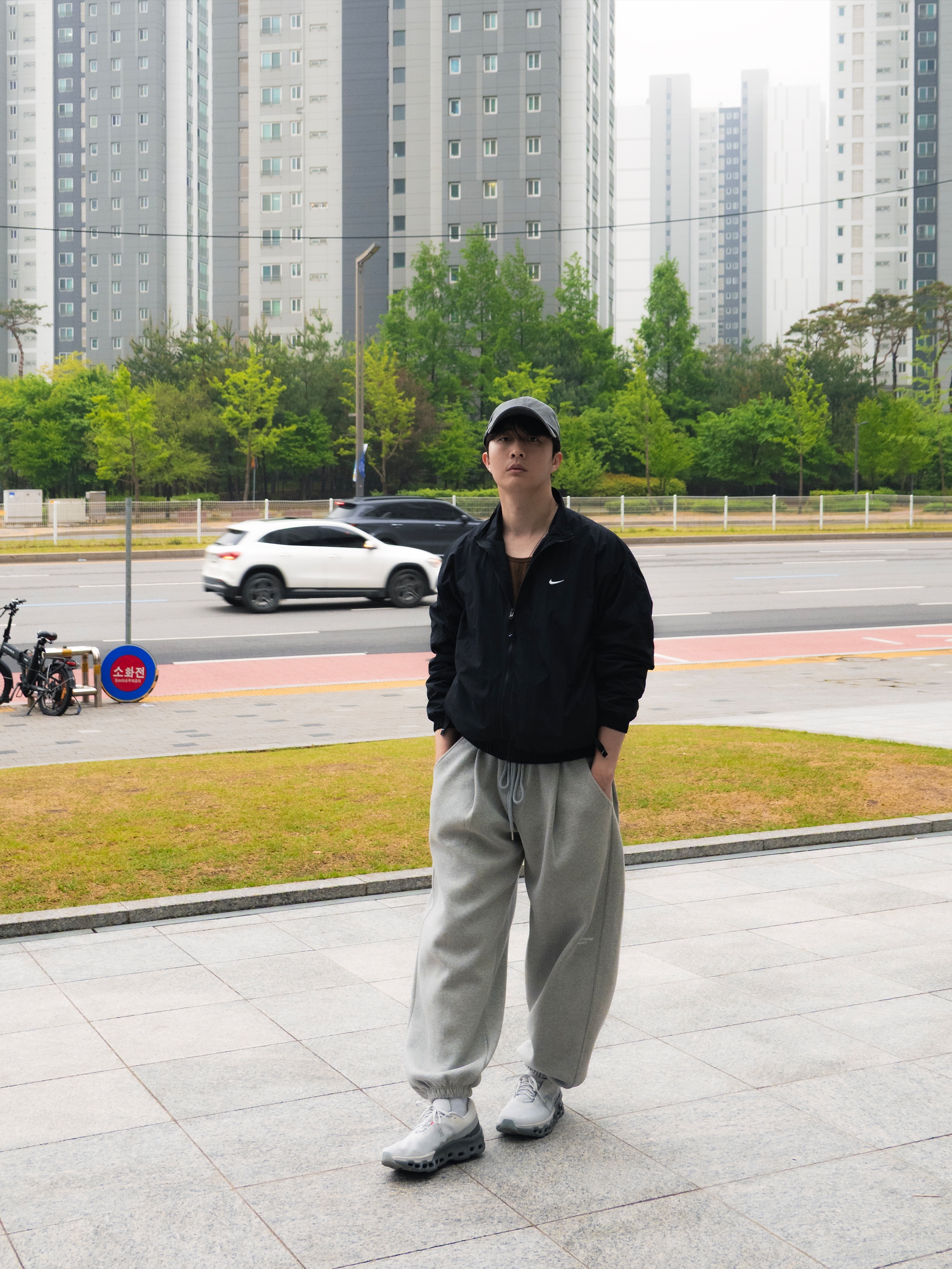 Undermycar Mu.03 Anti Fxxking Logo Play Oversized Sweat Jogger Melange Gray, Nike NRG Solo Swoosh Woven Track Jacket Black - US/EU 착용 스타일 - 2