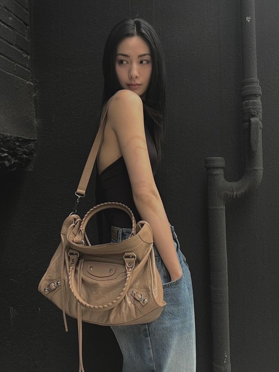 Balenciaga Le City Medium Bag Dark Beige, Balenciaga Le City Small Bag Black 착용 스타일 - 1