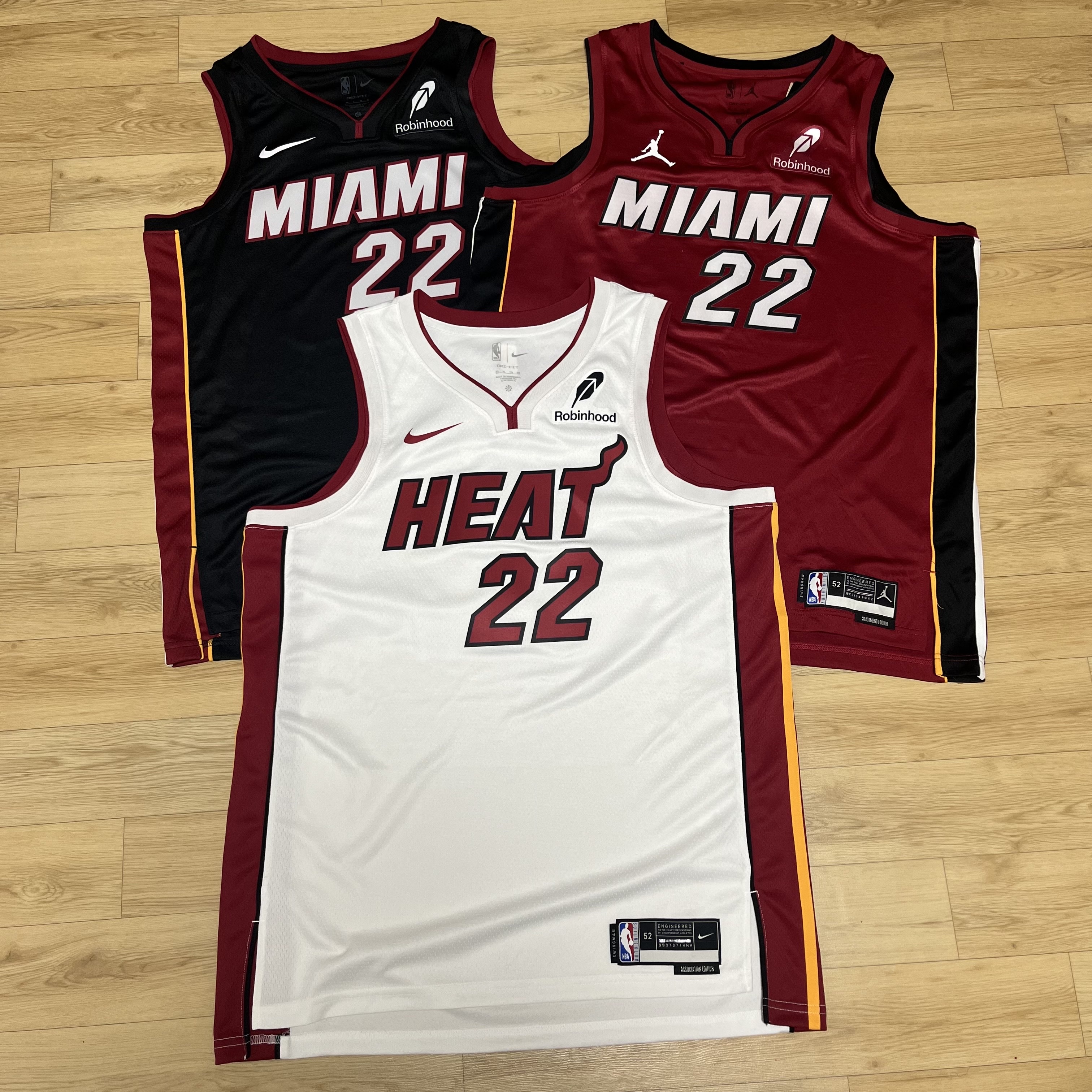 Nike Jimmy Butler Miami Heat Icon Edition 2022/23 NBA Swingman Jersey Black 착용 스타일 - 1
