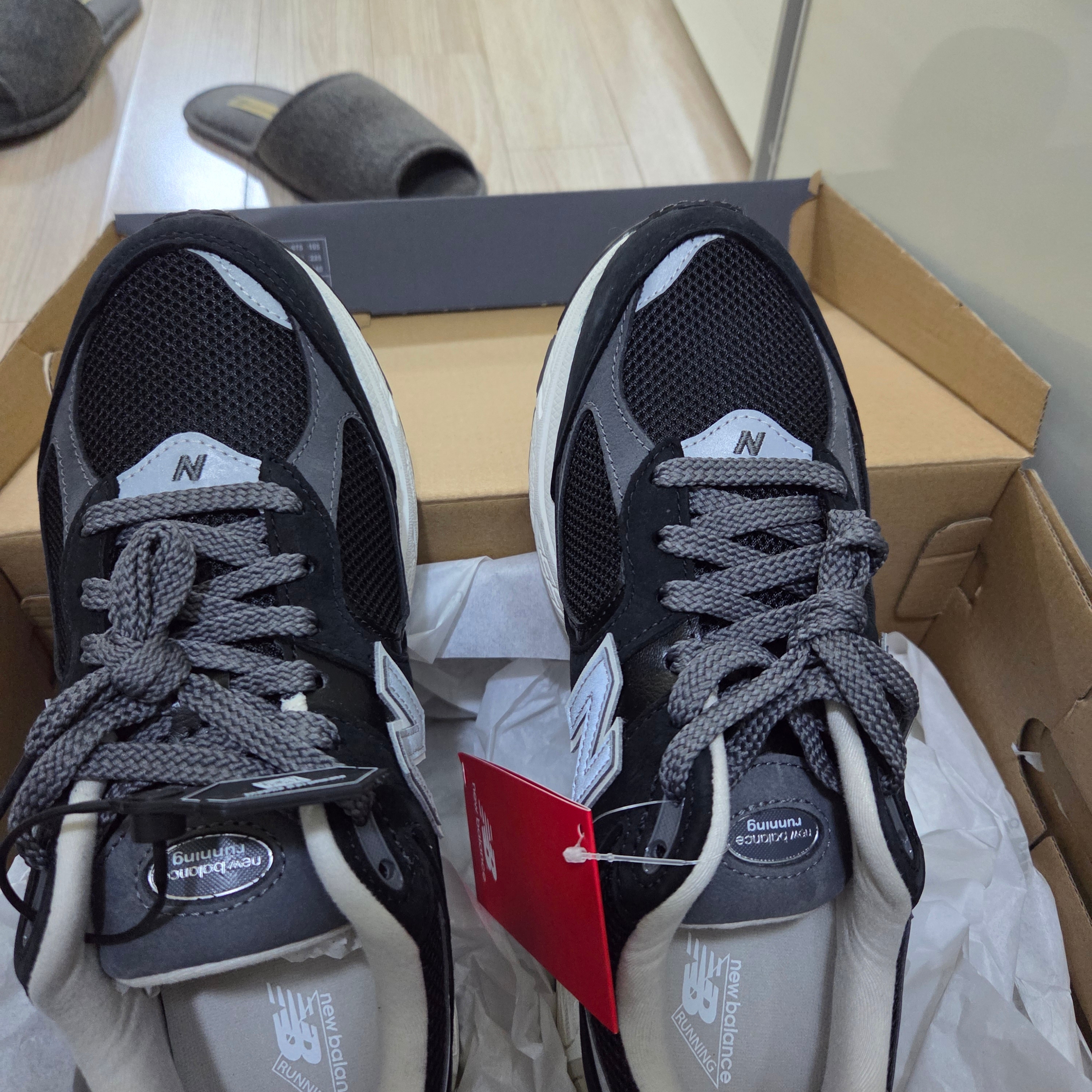 New Balance 2002R Premium Vintage Black, New Balance 2002R Grey 착용 스타일 - 2