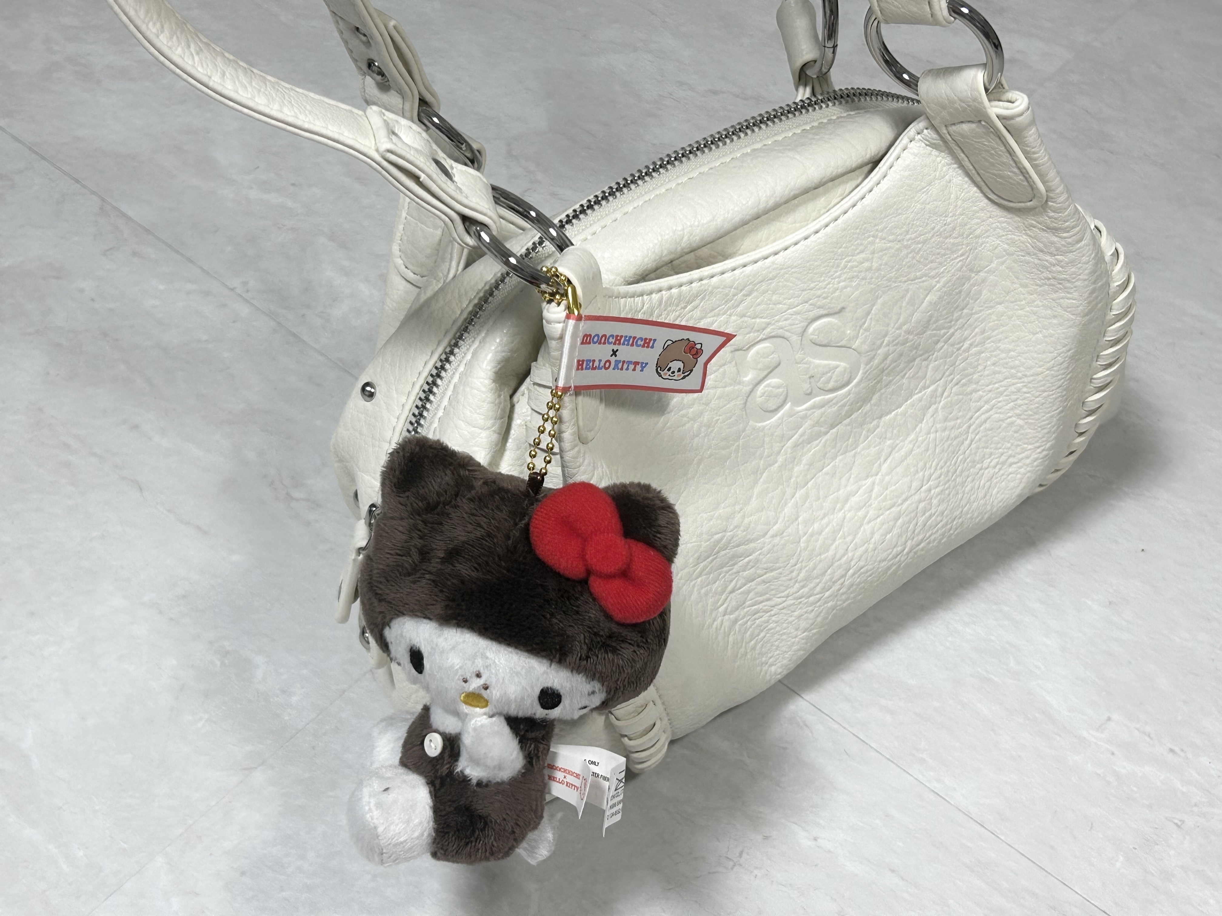 Sanrio Hello Kitty x Monchhichi 50th Anniversary Hello Kitty Holder 착용 스타일