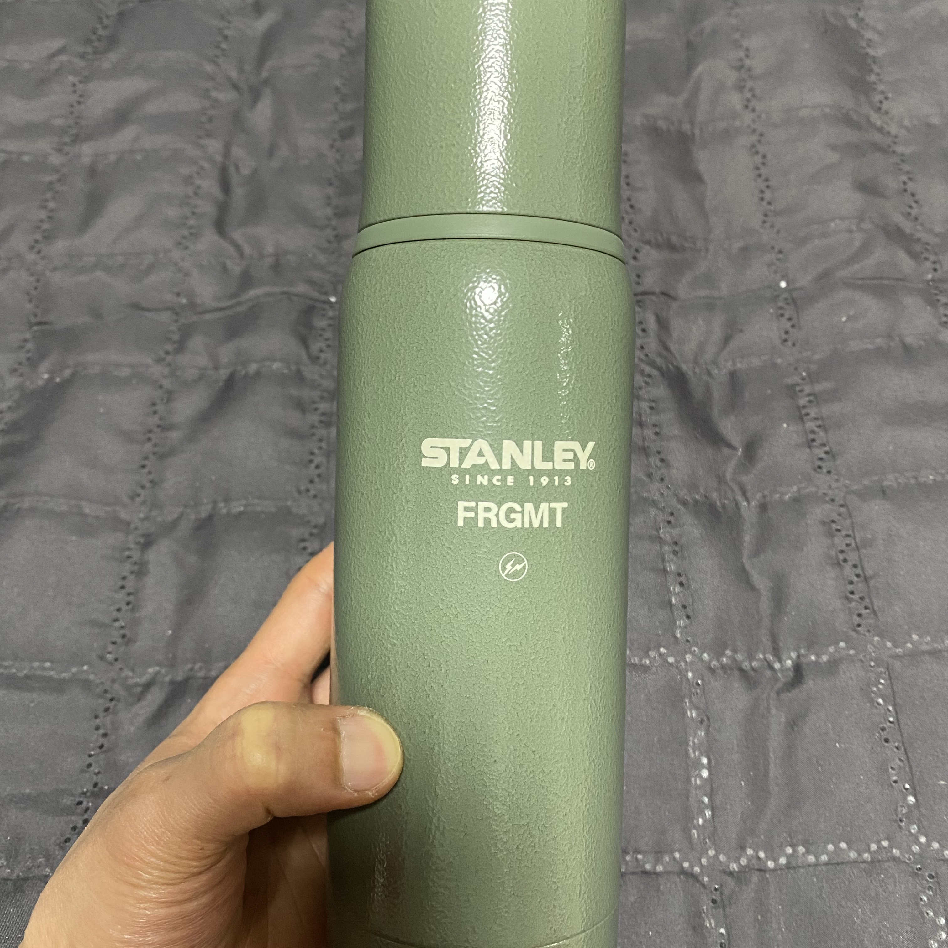Stanley x Fragment To-Go Bottle 470ml Hammertone Green 착용 스타일