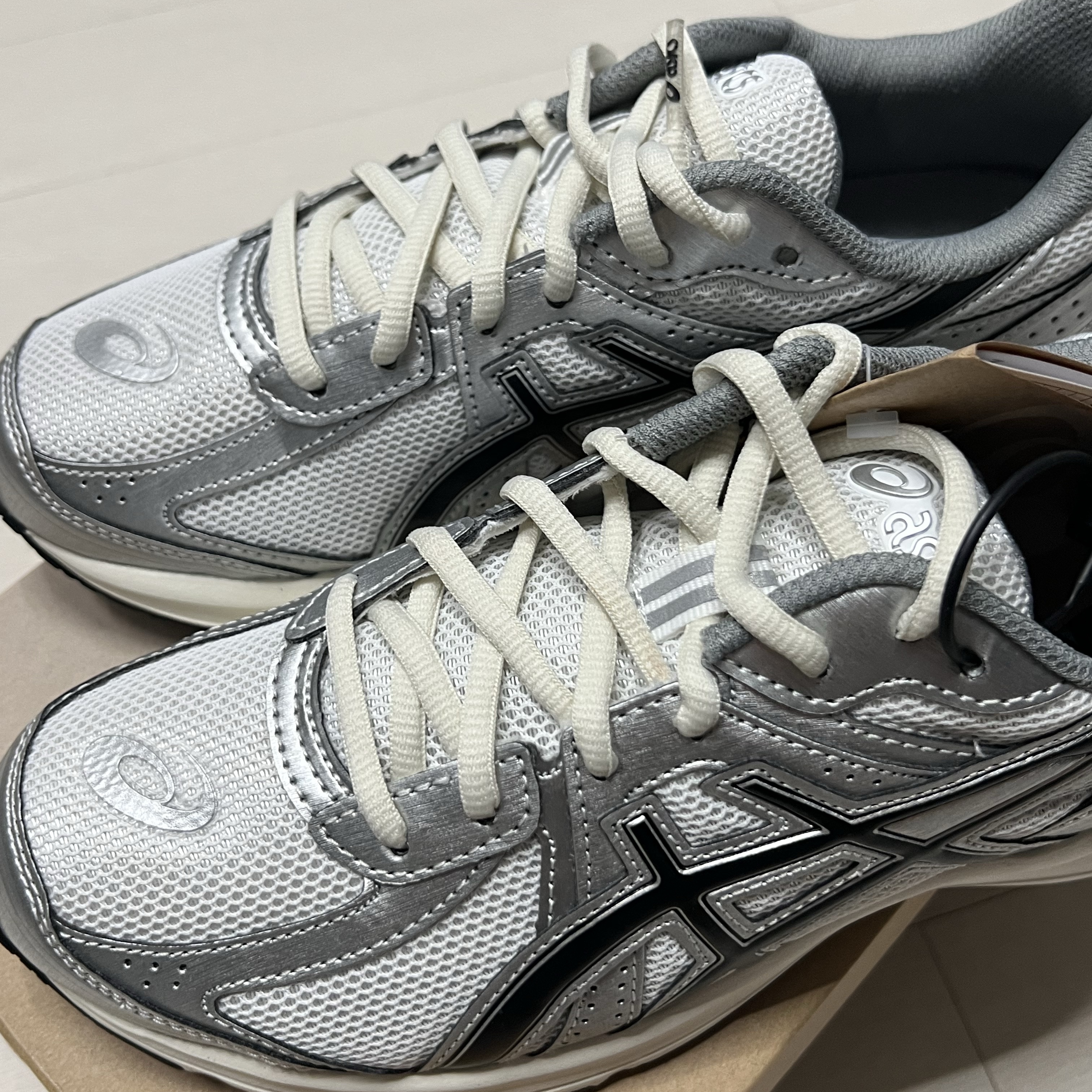 Asics Jog 100 S White Black - 2E Wide 착용 스타일 - 2
