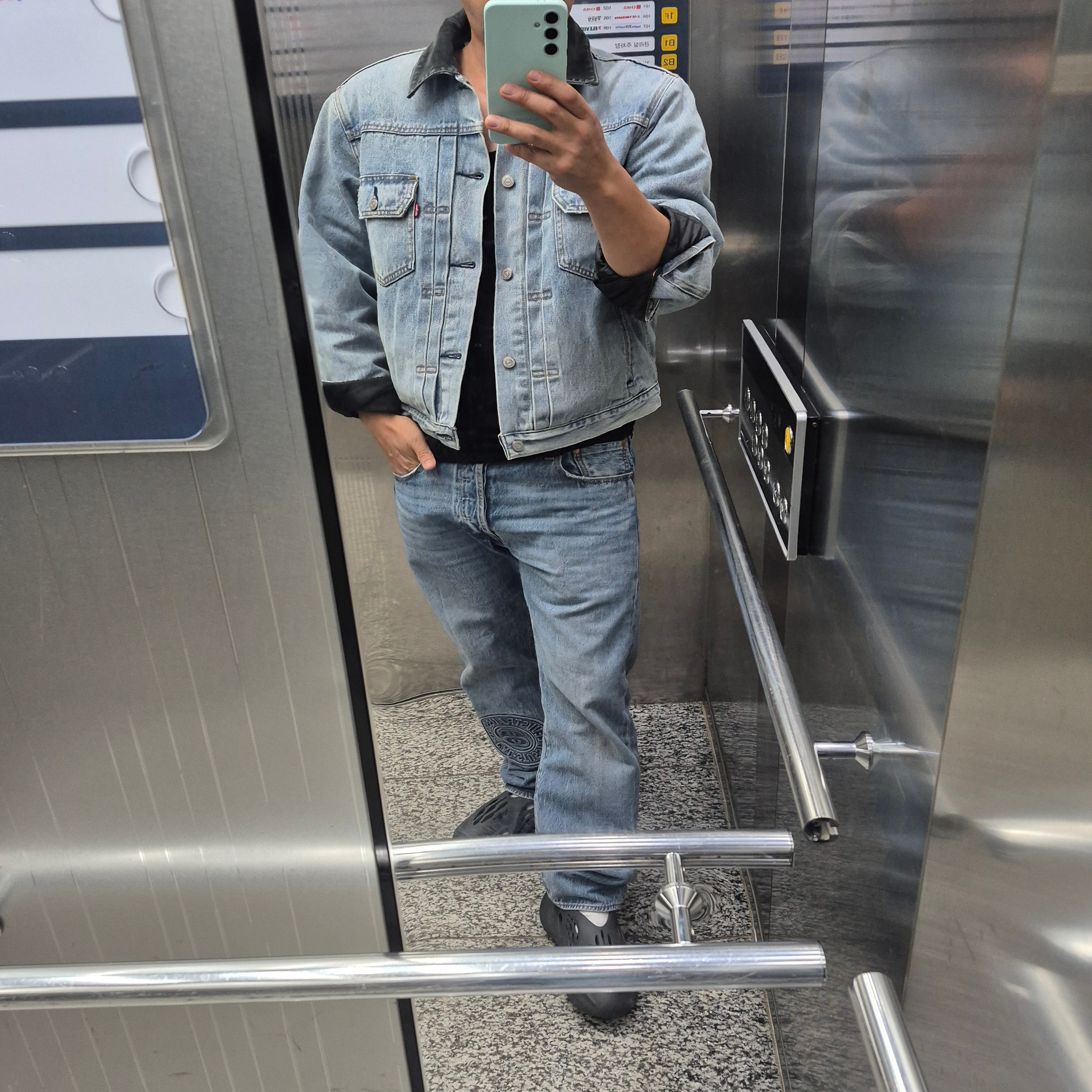 Stussy x Levi's Embossed Trucker Jacket Indigo 착용 스타일