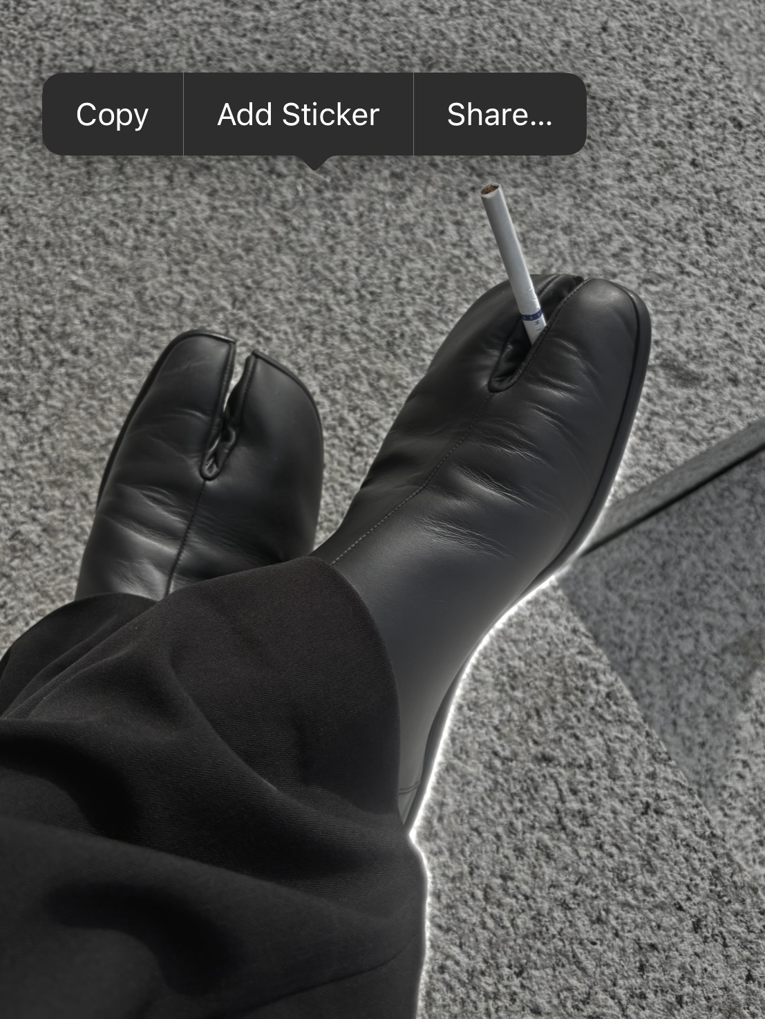Maison Margiela Slip-On Tabi Shoes Calfskin Black, Homme Plisse Issey Miyake Monthly Color July Shirt Black 착용 스타일 - 1