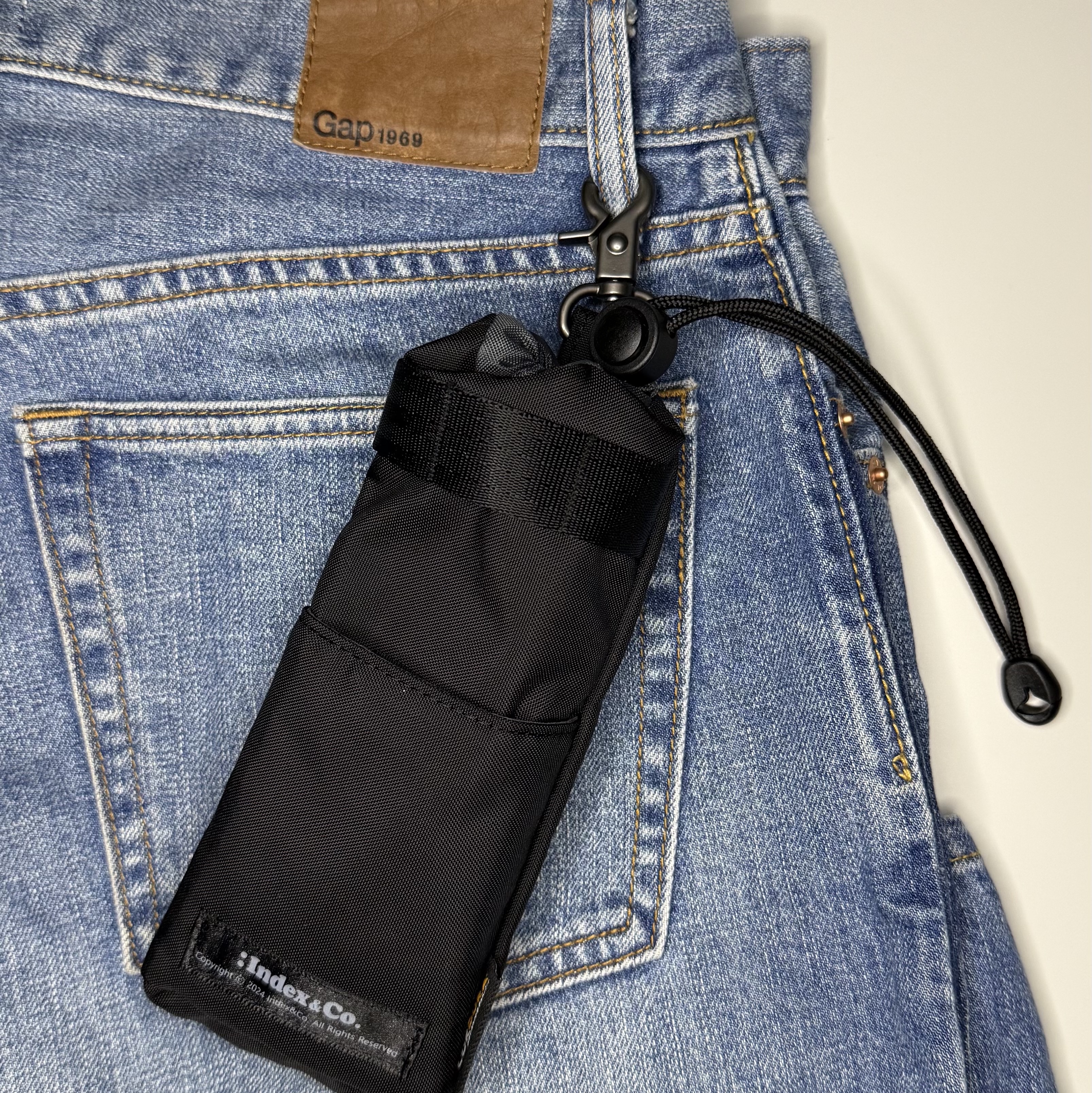 Index&Co. Gadget Glasses Case Black 착용 스타일 - 3