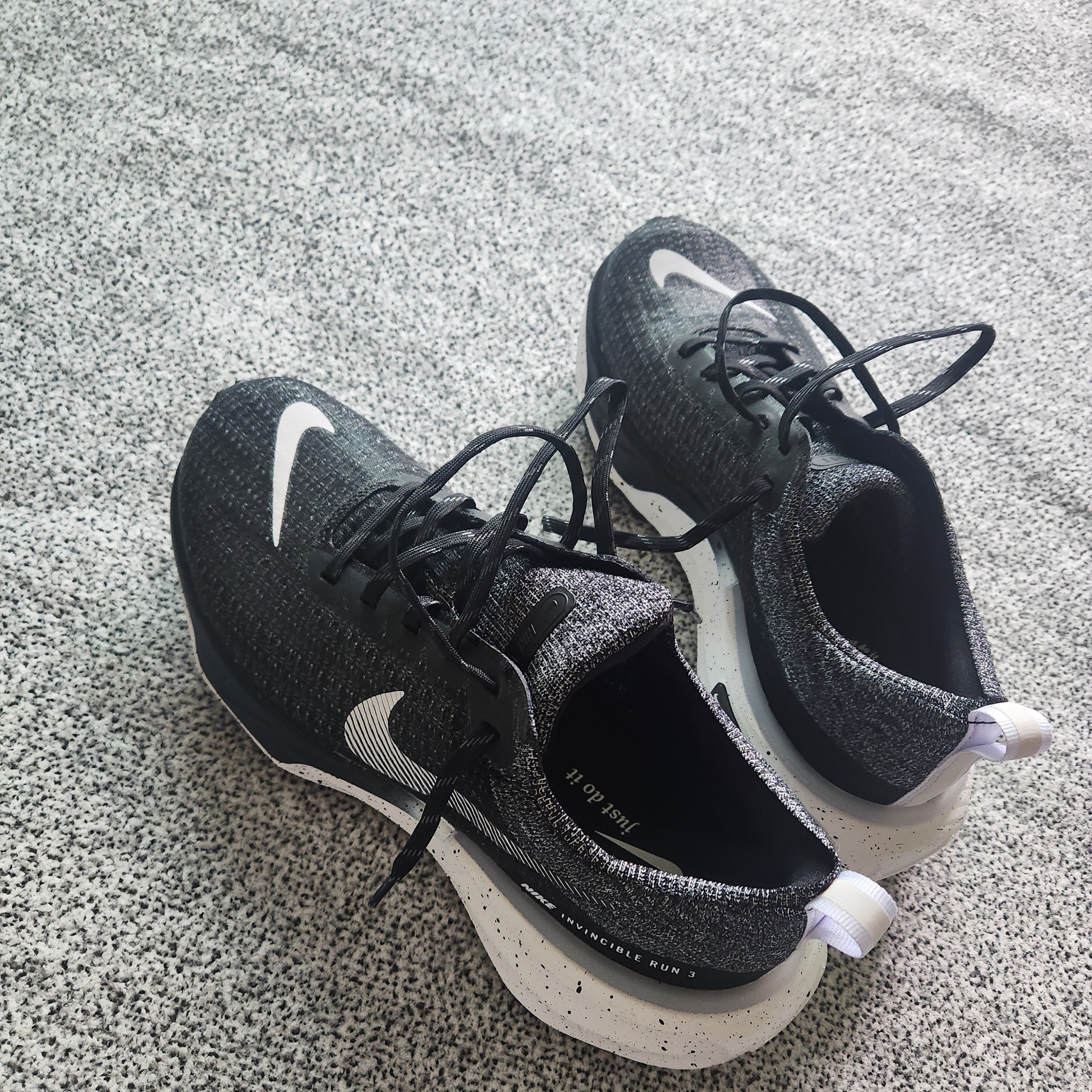 Nike ZoomX Invincible Run Flyknit 3 Black White 착용 스타일