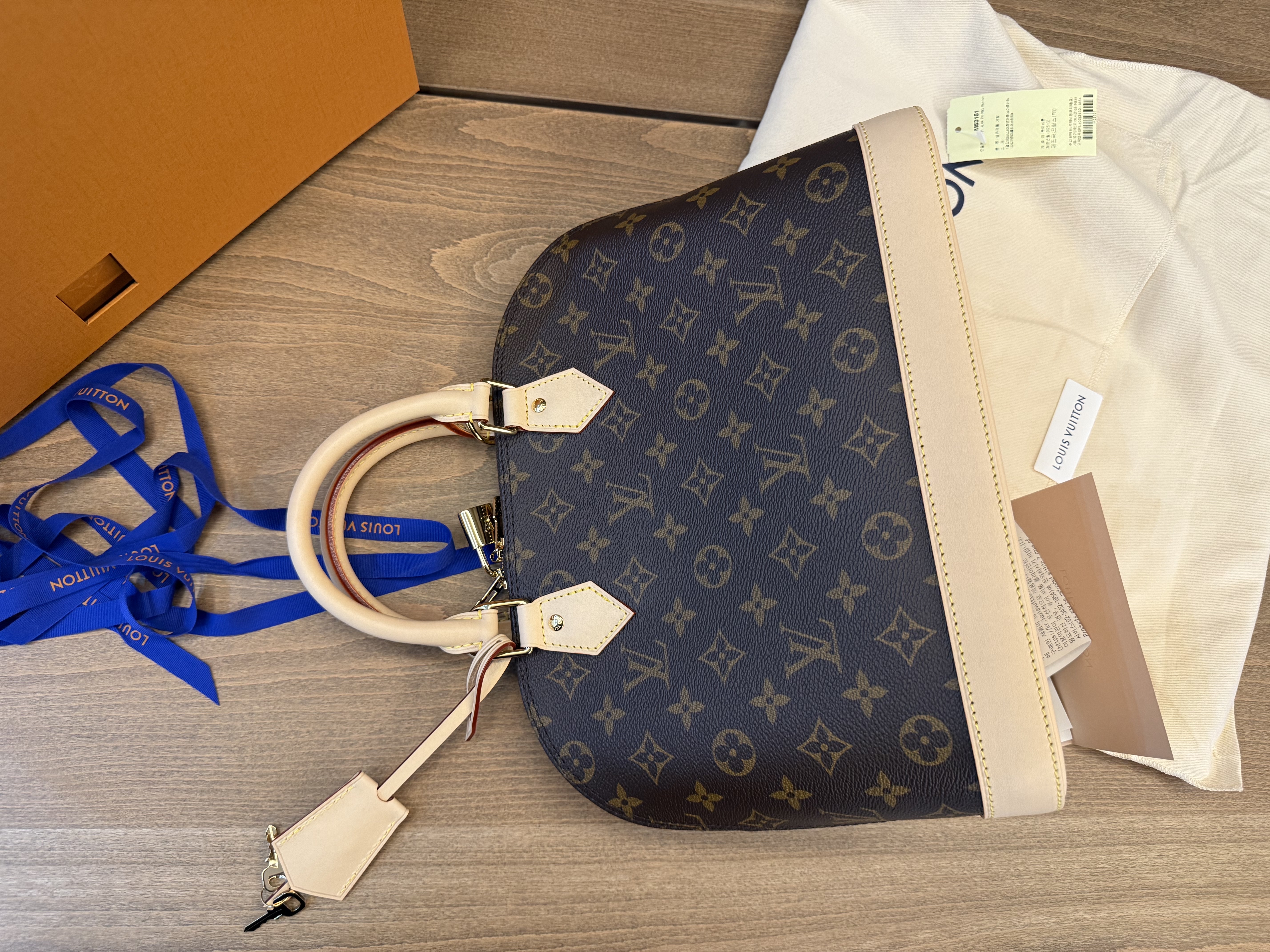 Louis Vuitton Alma PM Monogram 착용 스타일 - 4