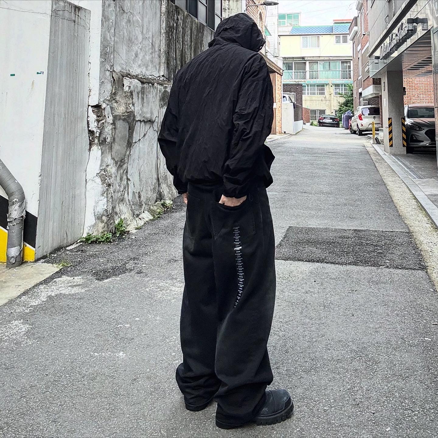 Nonnod Zip Jacket Matt Black, Balenciaga Denim Size Sticker Baggy Pants in Black 착용 스타일 - 2