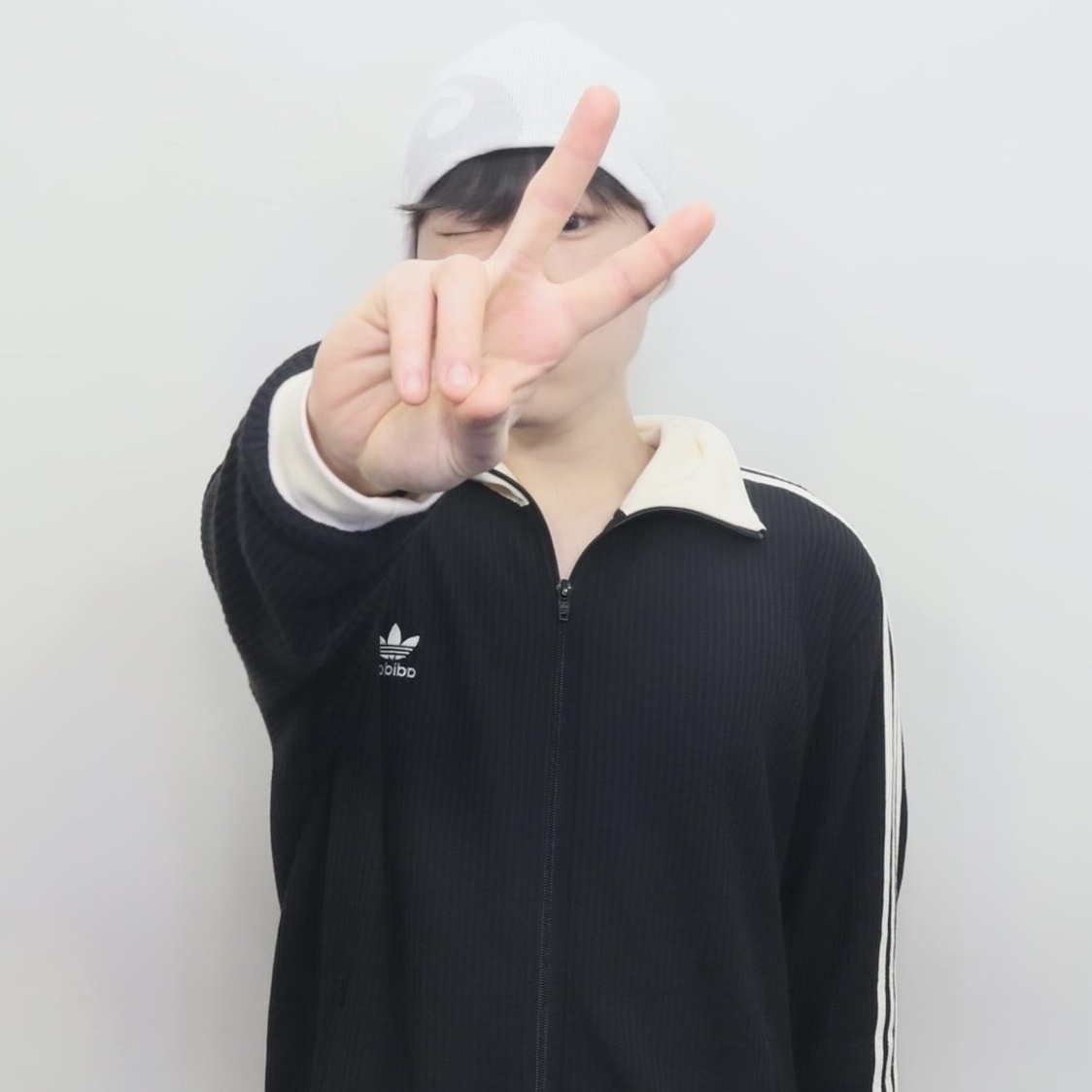 Sansan Gear Logo Beanie White, Adidas Waffle Beckenbauer Track Top Black - KR Sizing 착용 스타일