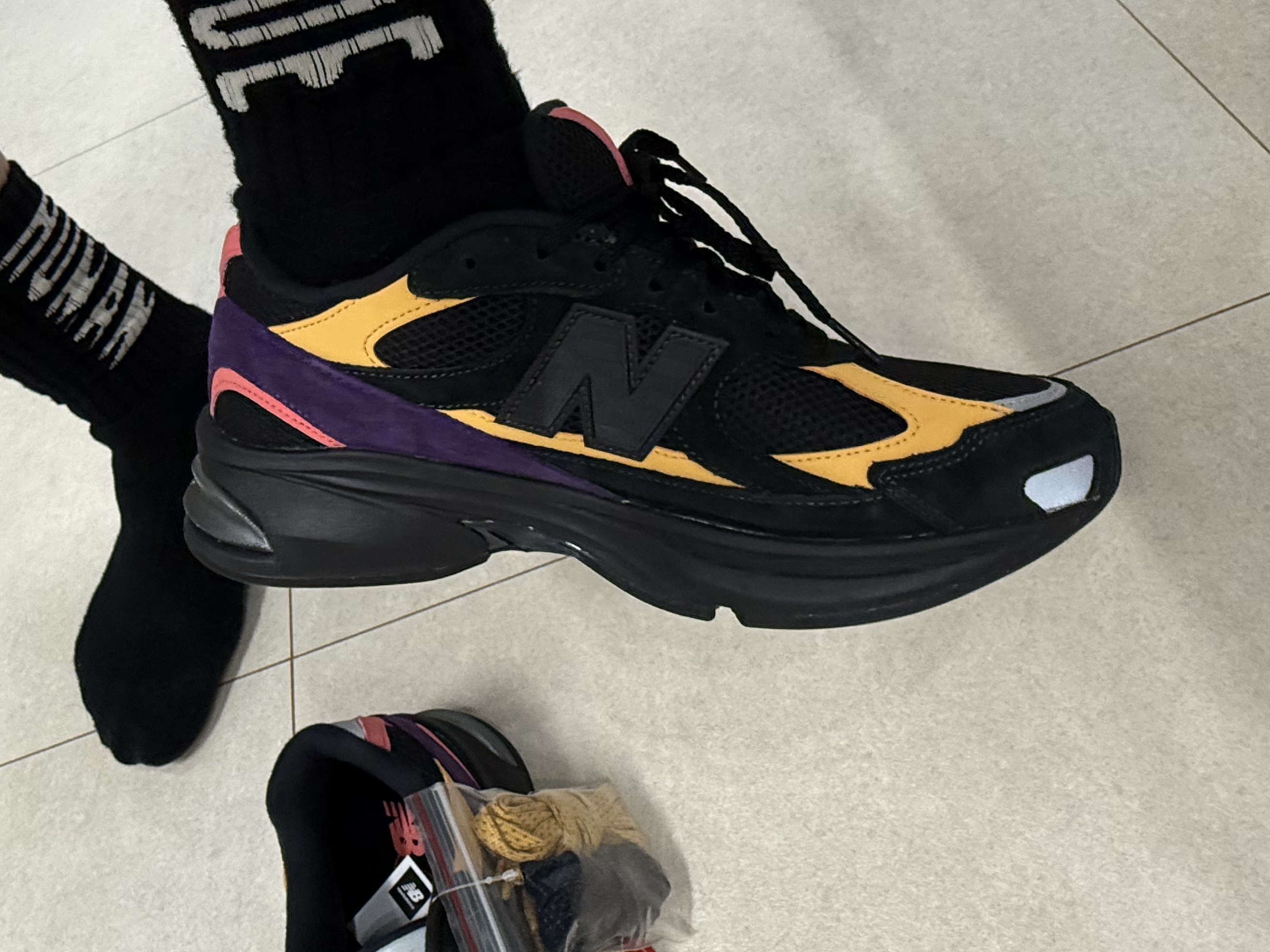 New Balance x Ronnie Fieg 2010 Abzorb Black Yellow, Human Made HM Logo Socks Black 착용 스타일 - 3