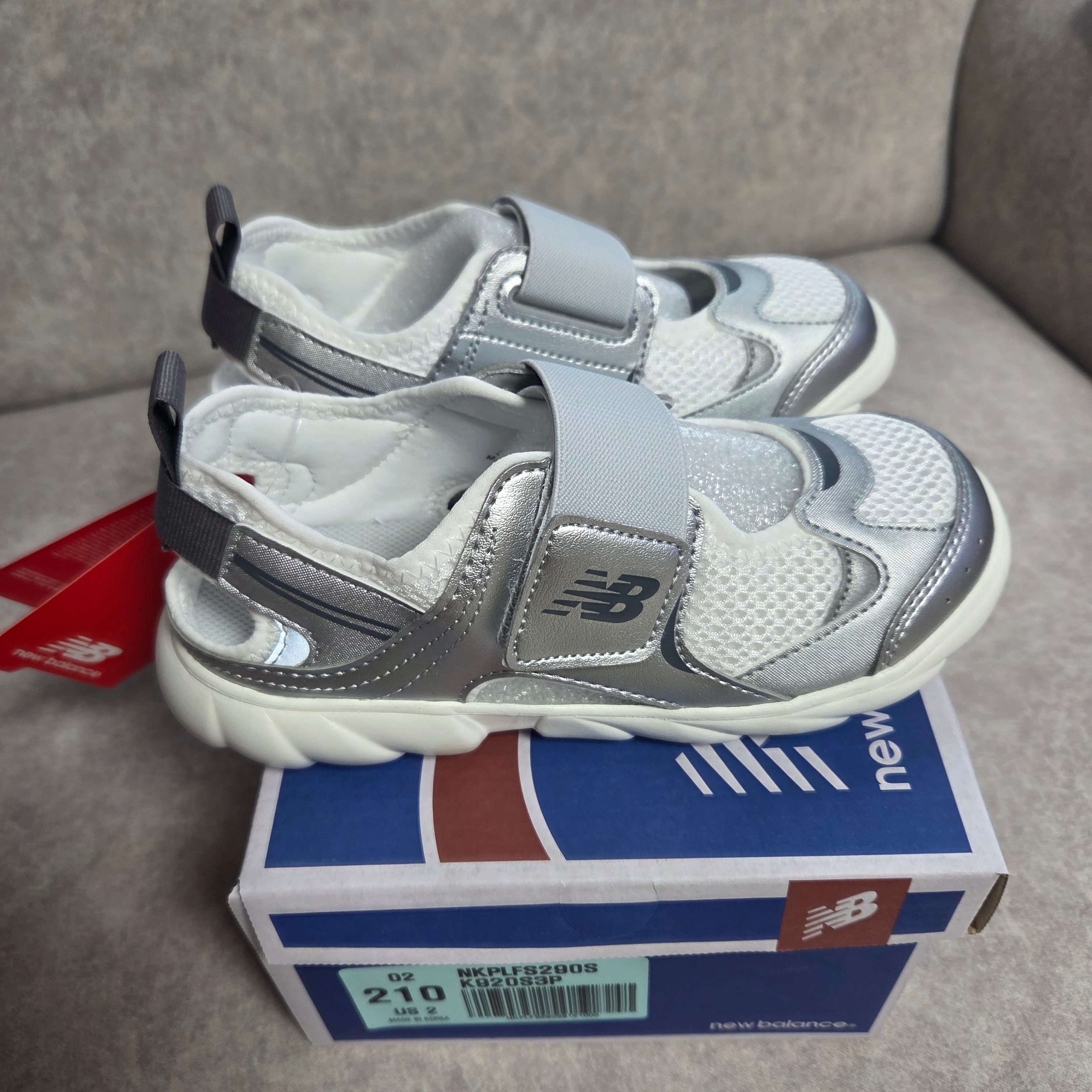 (Kids) New Balance Freedle 920 Sandal Silver 착용 스타일