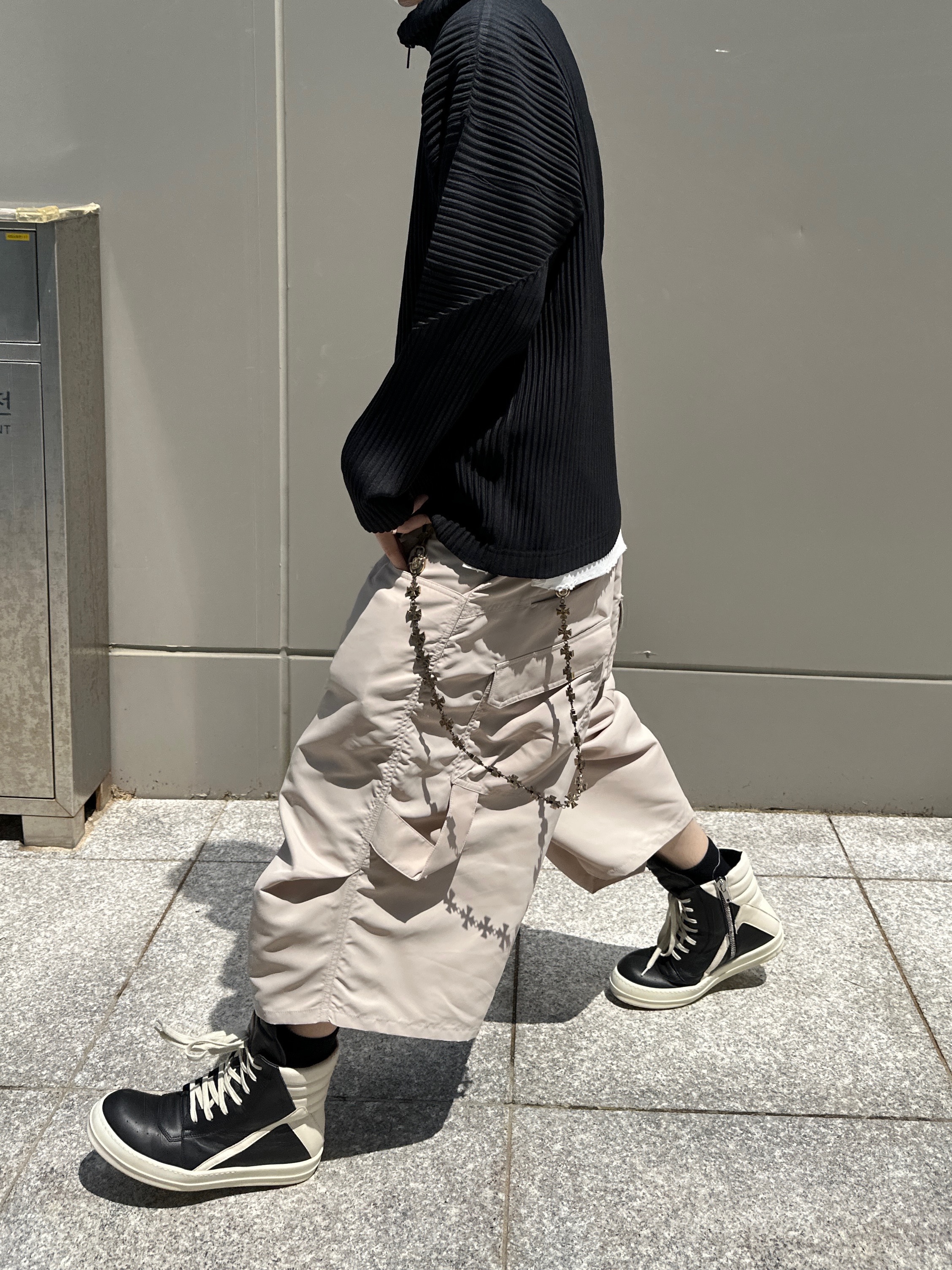 Homme Plisse Issey Miyake Basics Zip Up Jacket Black, Kamien 247 Nylon Bermuda Pants Light Beige 착용 스타일 - 2
