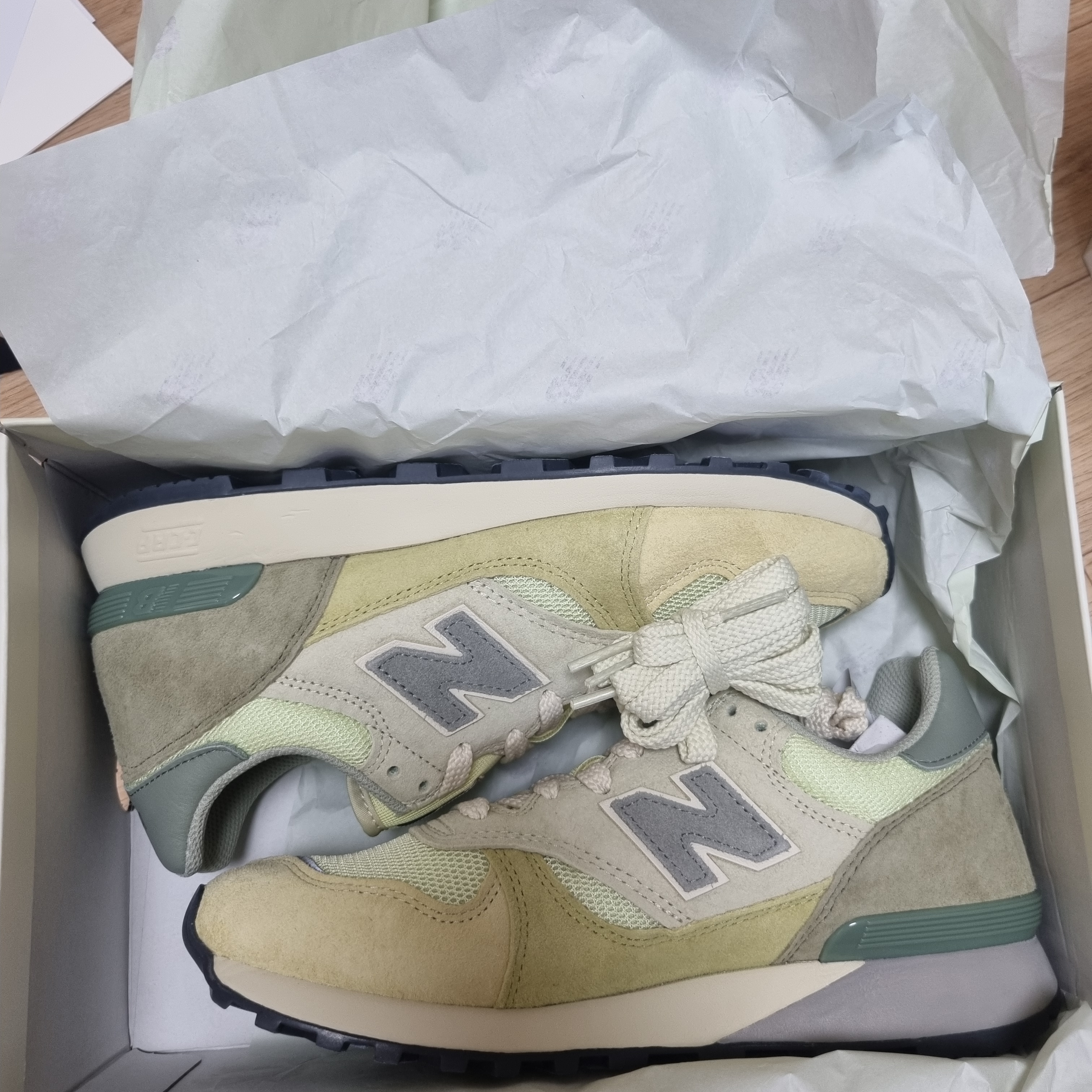 New Balance x Auralee 475 Aloe Wash Beechnut 착용 스타일 - 4