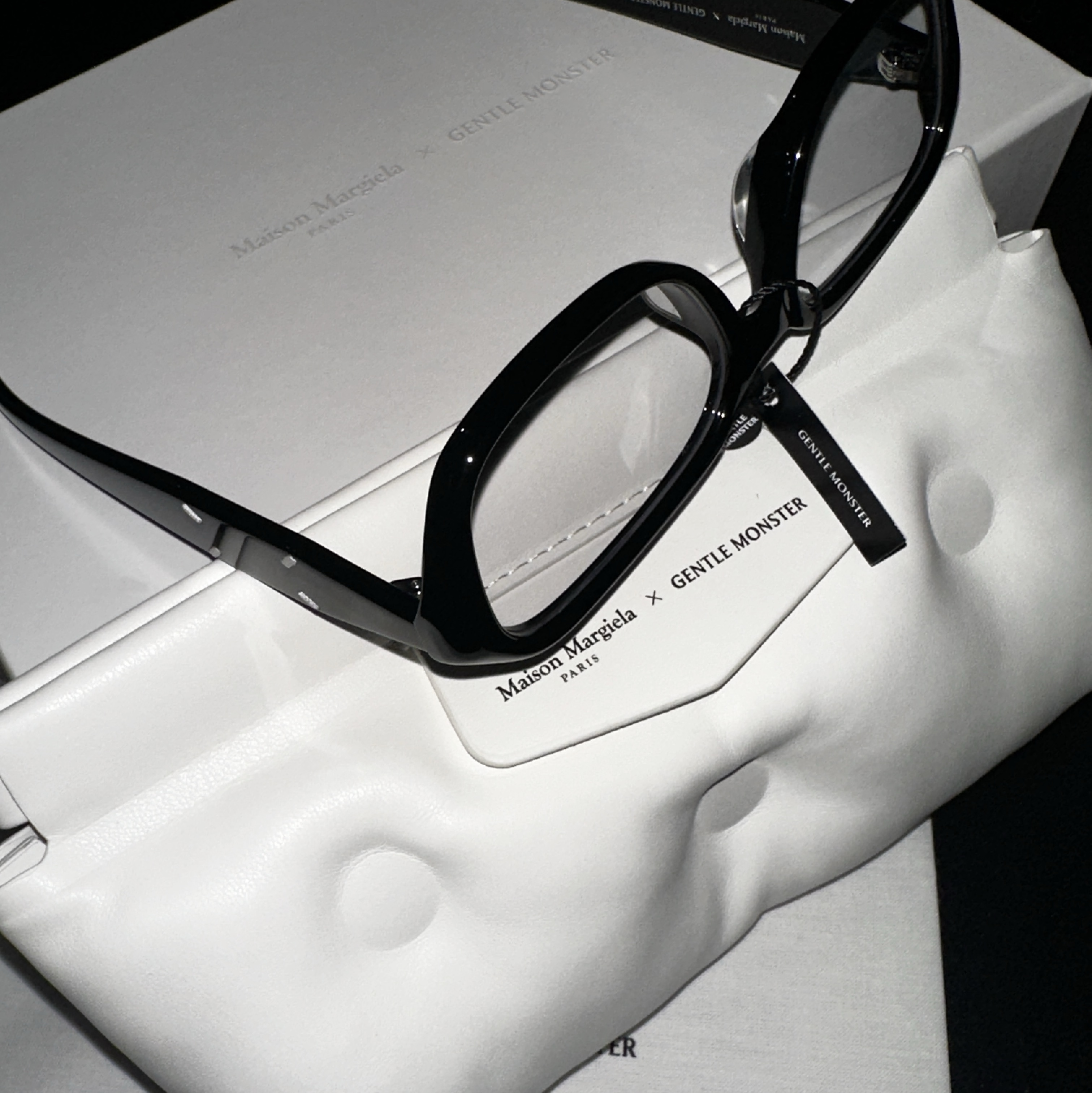 Gentle Monster x Maison Margiela MM212 Black Clear 착용 스타일