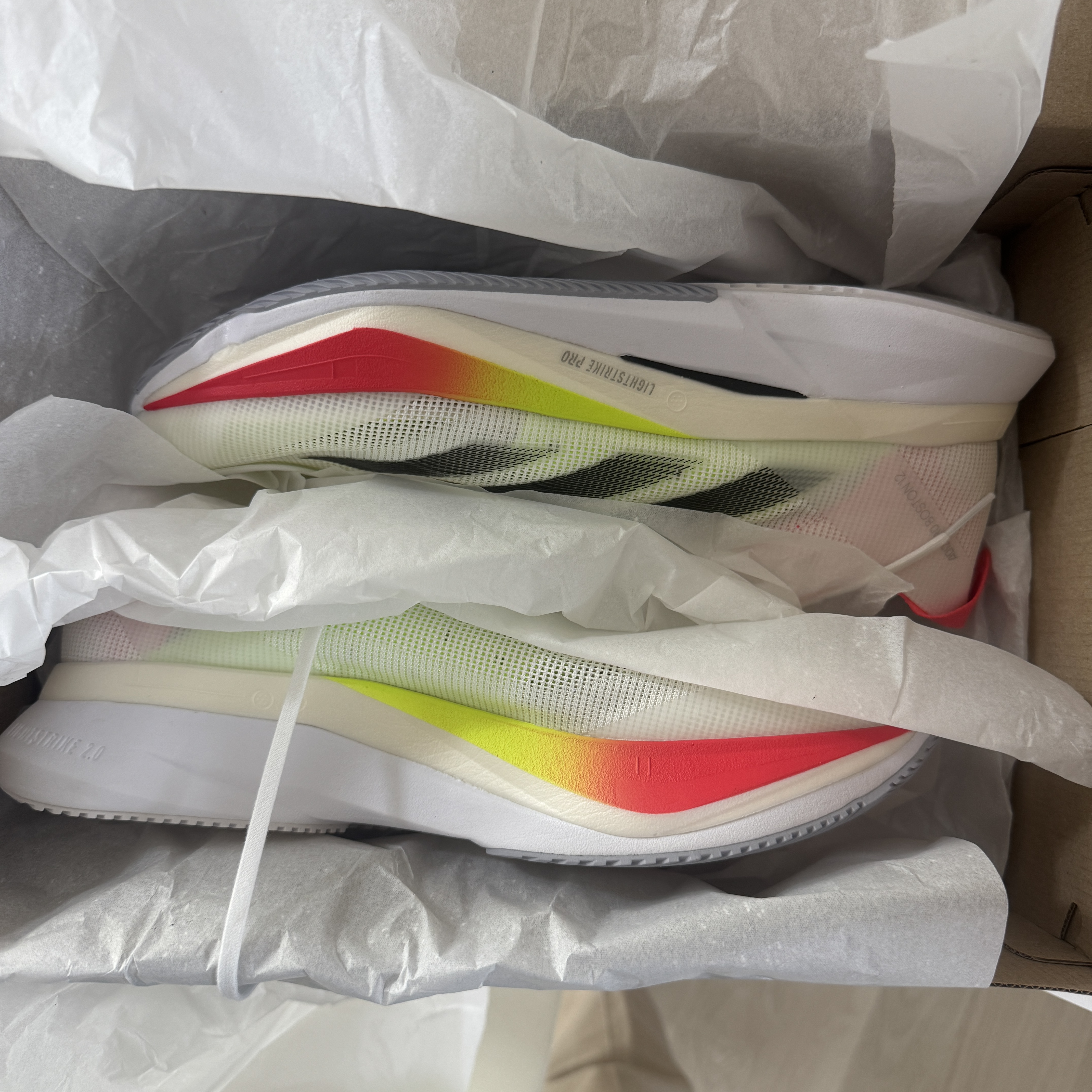 Adidas Adizero Boston 12 Cloud White Lucid Red 착용 스타일 - 2