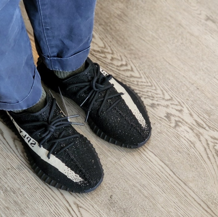 Adidas Yeezy Boost 350 V2 Core Black White 2022 착용 스타일 - 3