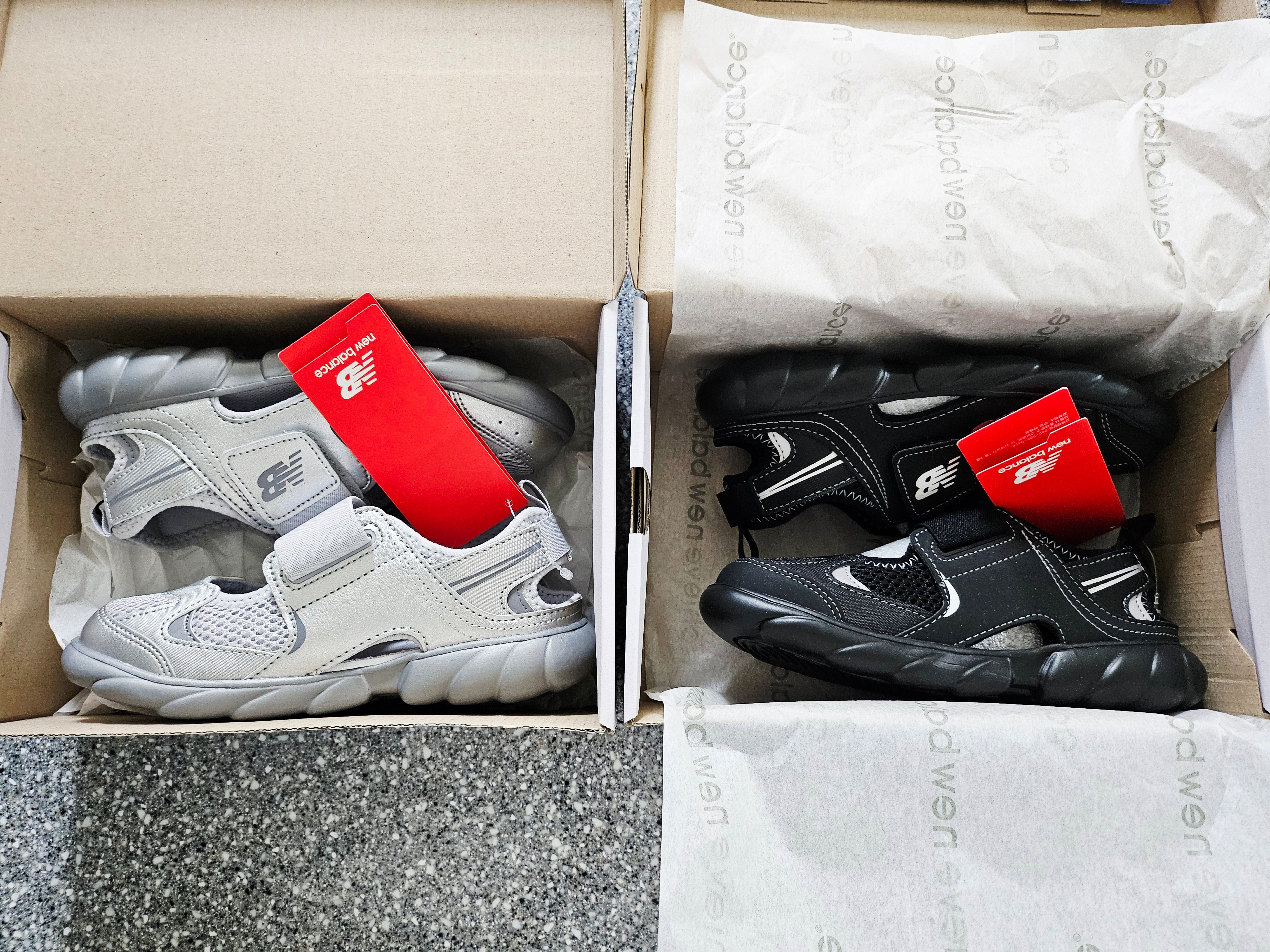 (Kids) New Balance Freedle 920 Sandal Black, (Kids) New Balance Freedle 920 Sandal Silver 착용 스타일 - 2