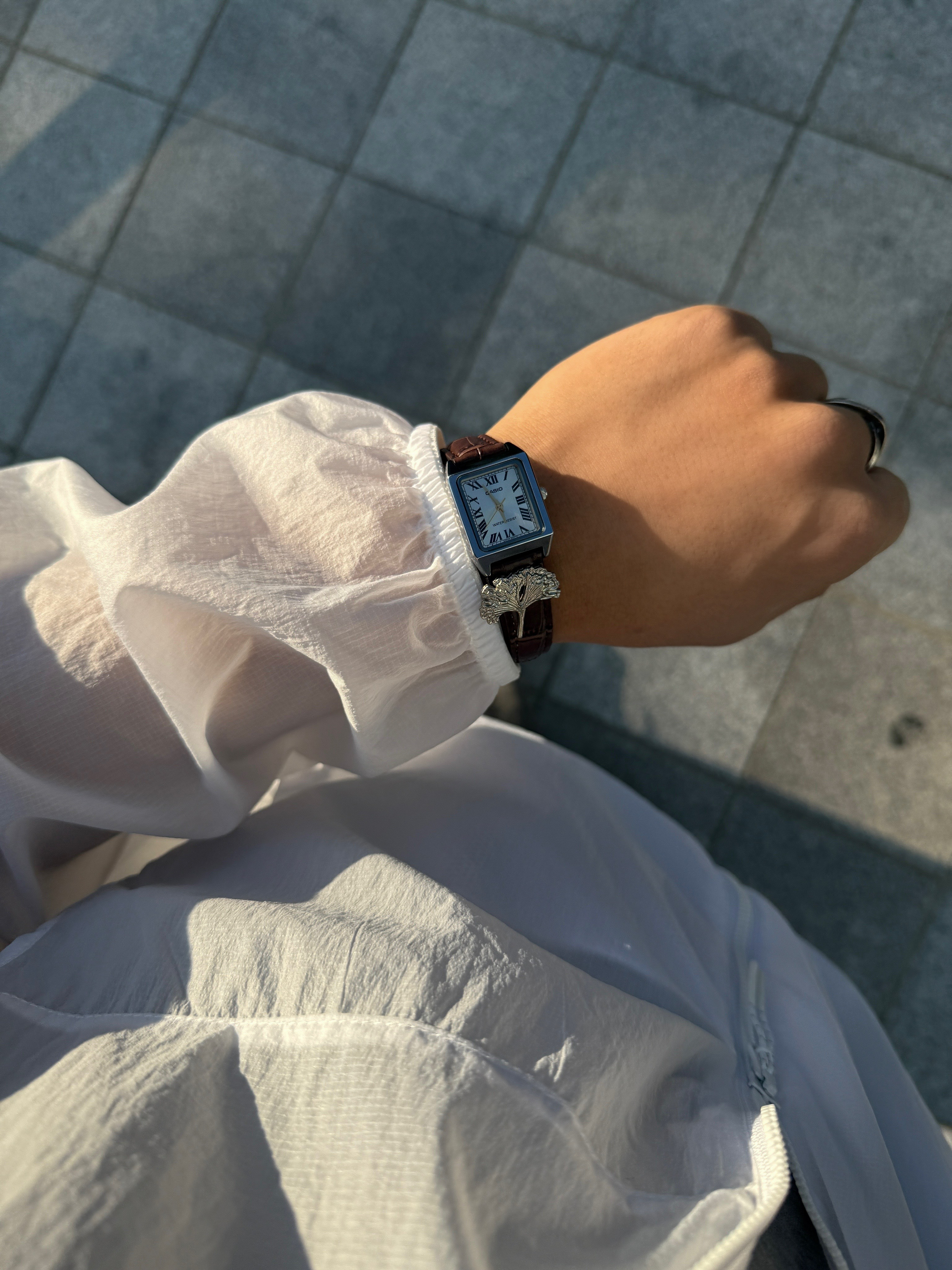 Casio LTP-V007L-9B, On Running x Post Archive Faction (Paf) Cloudmonster 2 Thorn Brown 착용 스타일 - 1