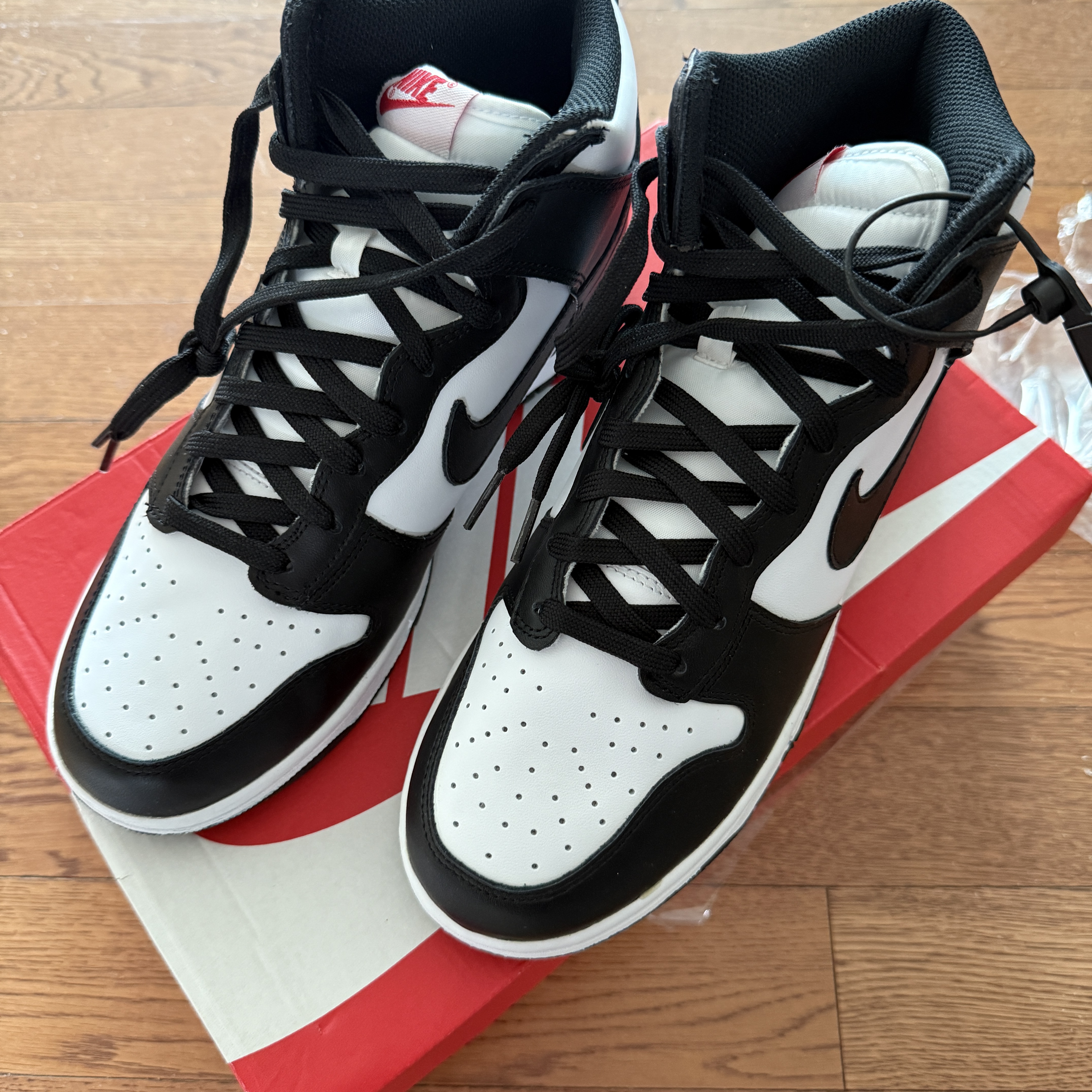 (W) Nike Dunk High Black and White 착용 스타일 - 1