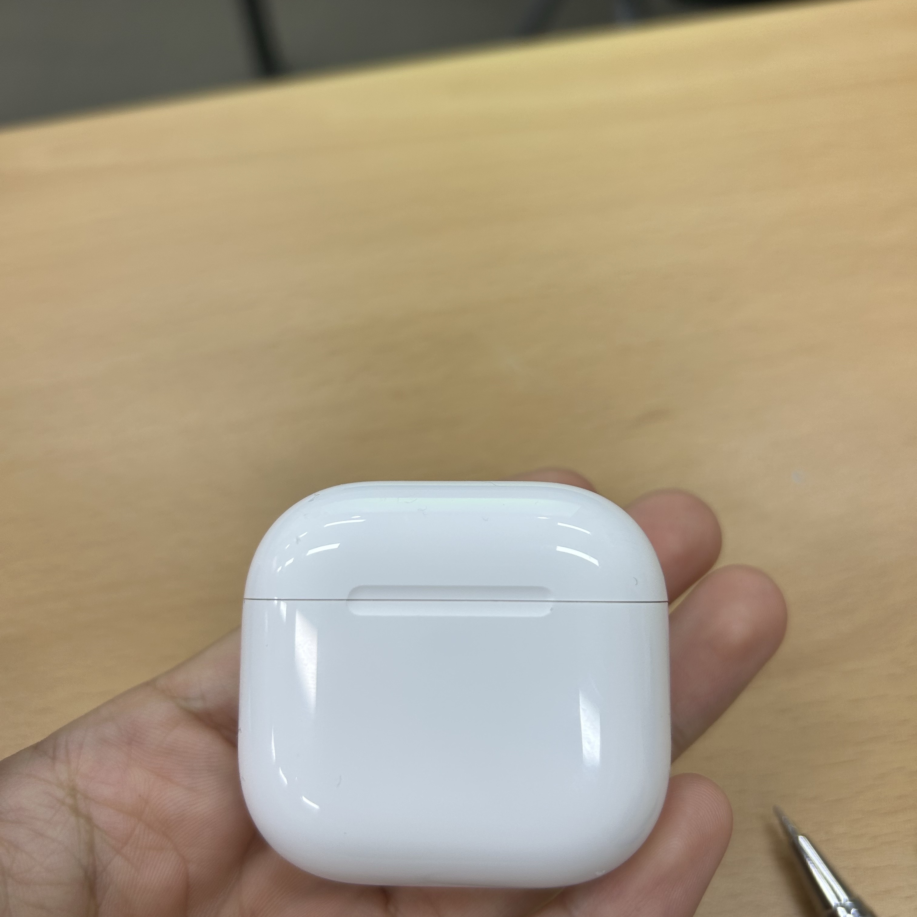 Apple AirPods 4th Gen with Active Noise Cancellation (Korean Ver.) 착용 스타일 - 1