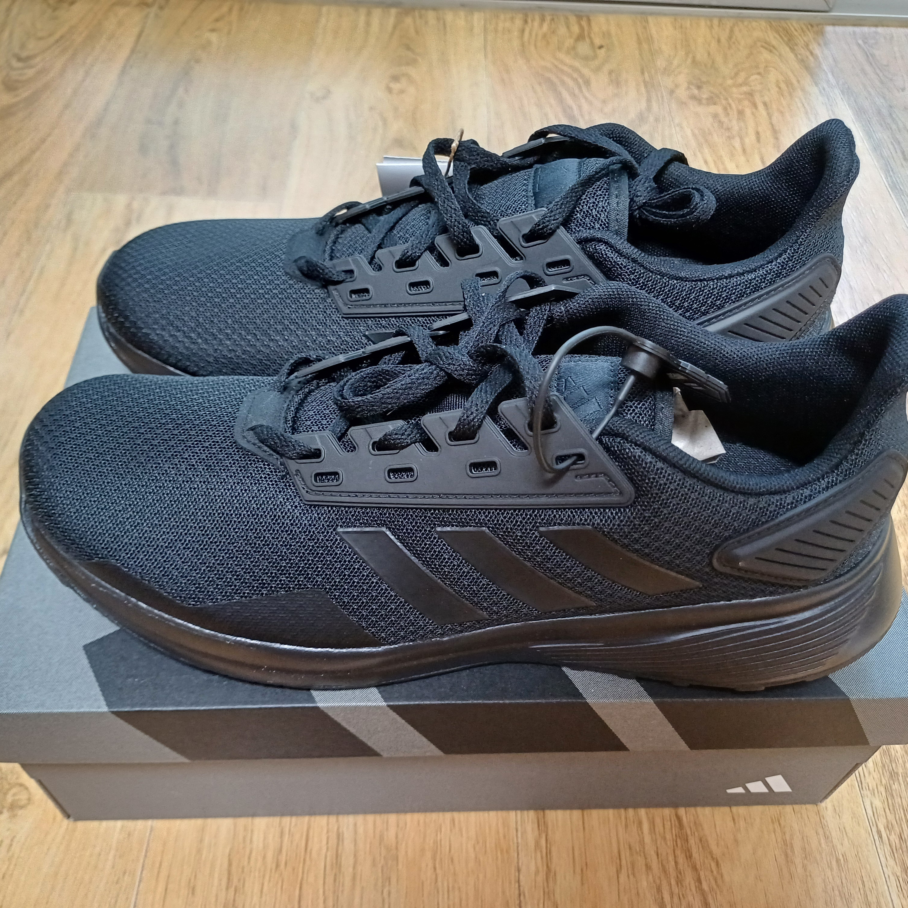 Adidas Duramo 9 Core Black 착용 스타일 - 2
