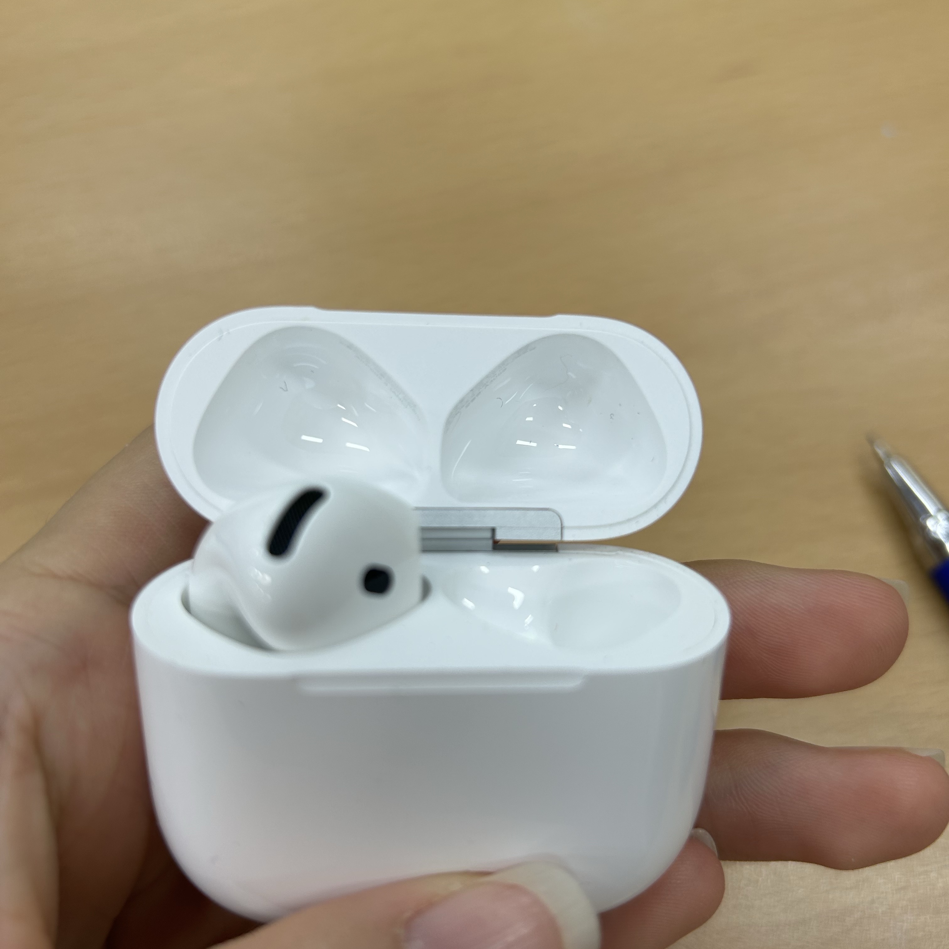 Apple AirPods 4th Gen with Active Noise Cancellation (Korean Ver.) 착용 스타일 - 2