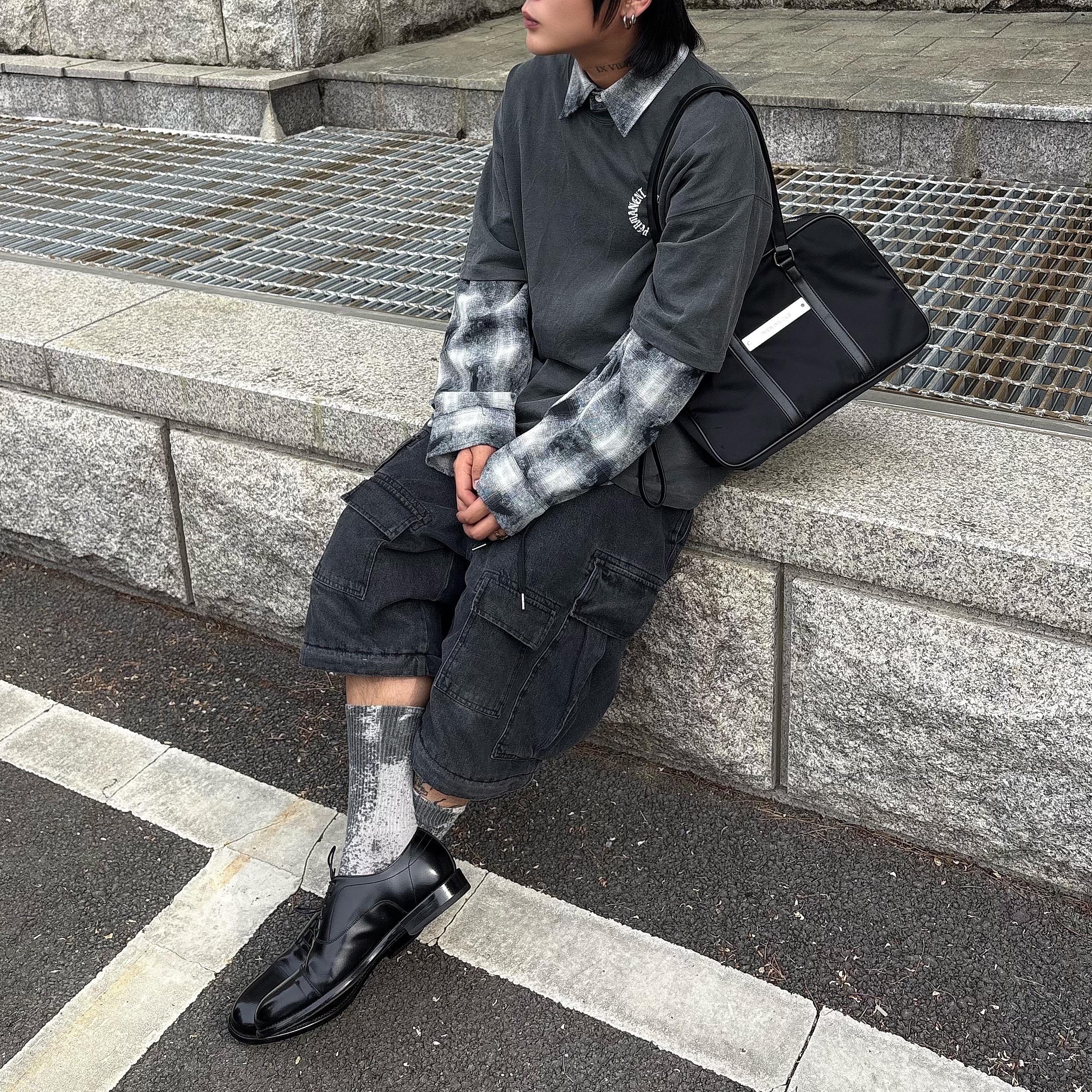Permanent Archive Bleached Check Shirt Black & White, Permanent Archive Pigment Arch Logo T-Shirt Charcoal 착용 스타일 - 2