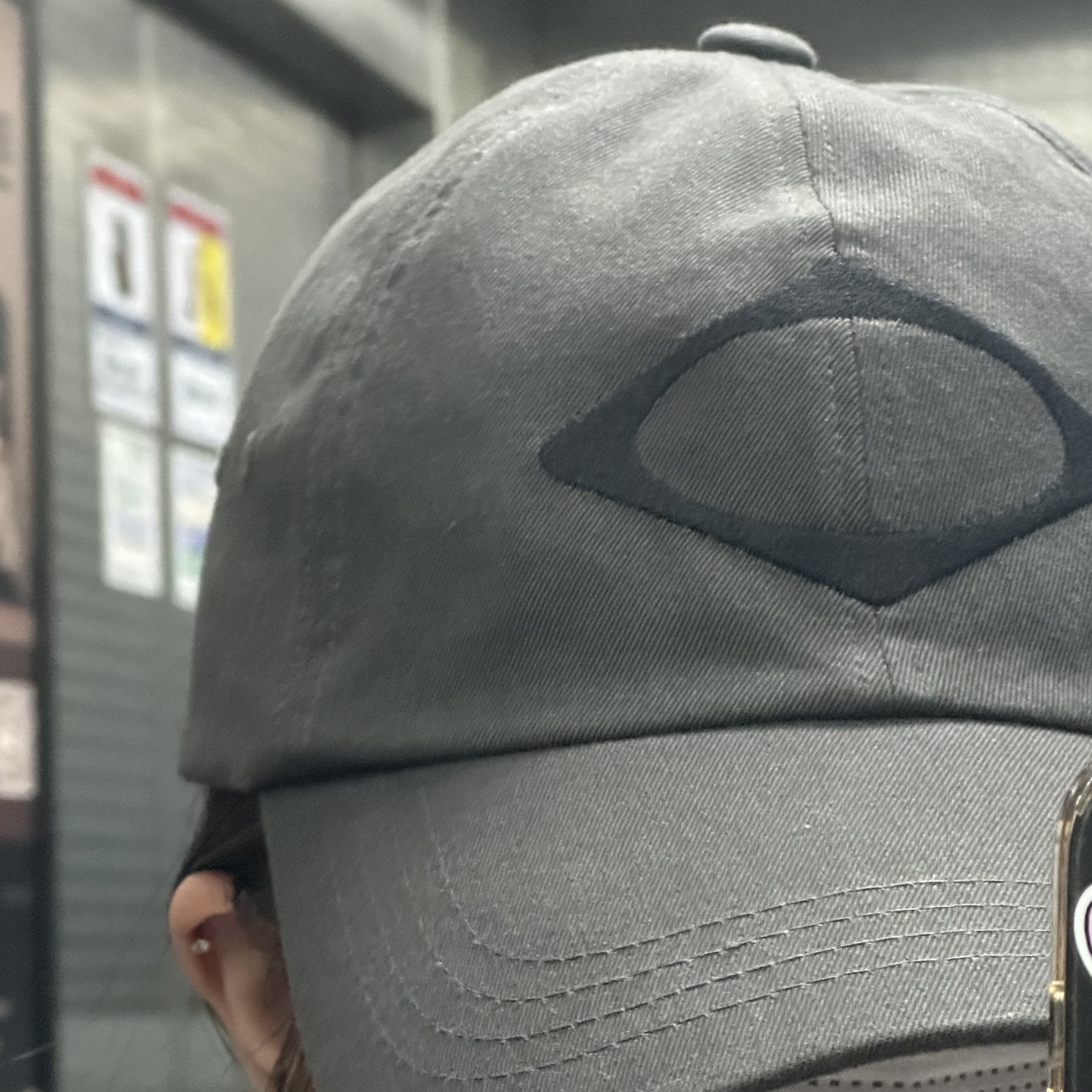 Mischief House Ball Cap Charcoal 착용 스타일