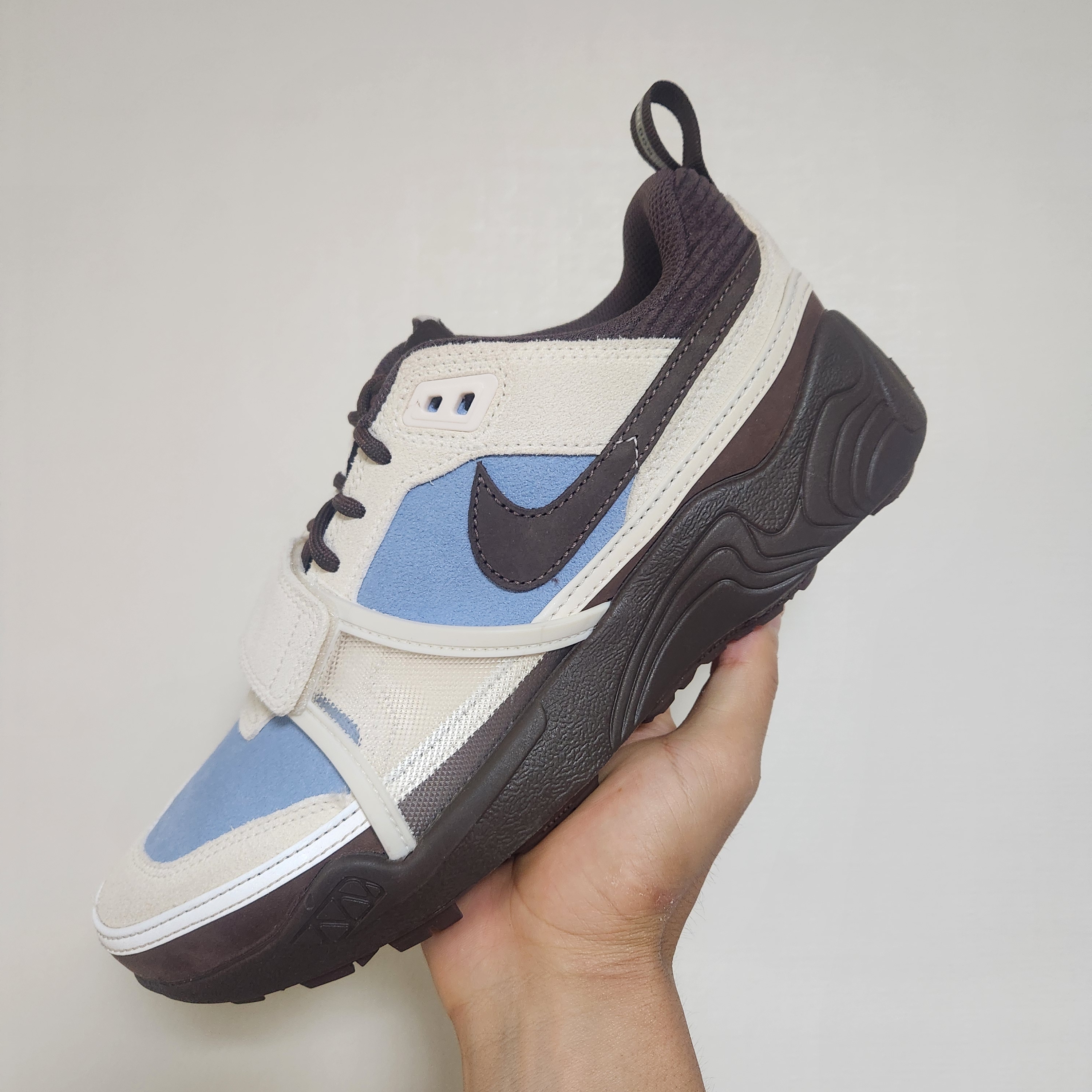 Nike x Travis Scott Zoom Field Jaxx Pale Ivory and Leche Blue 착용 스타일
