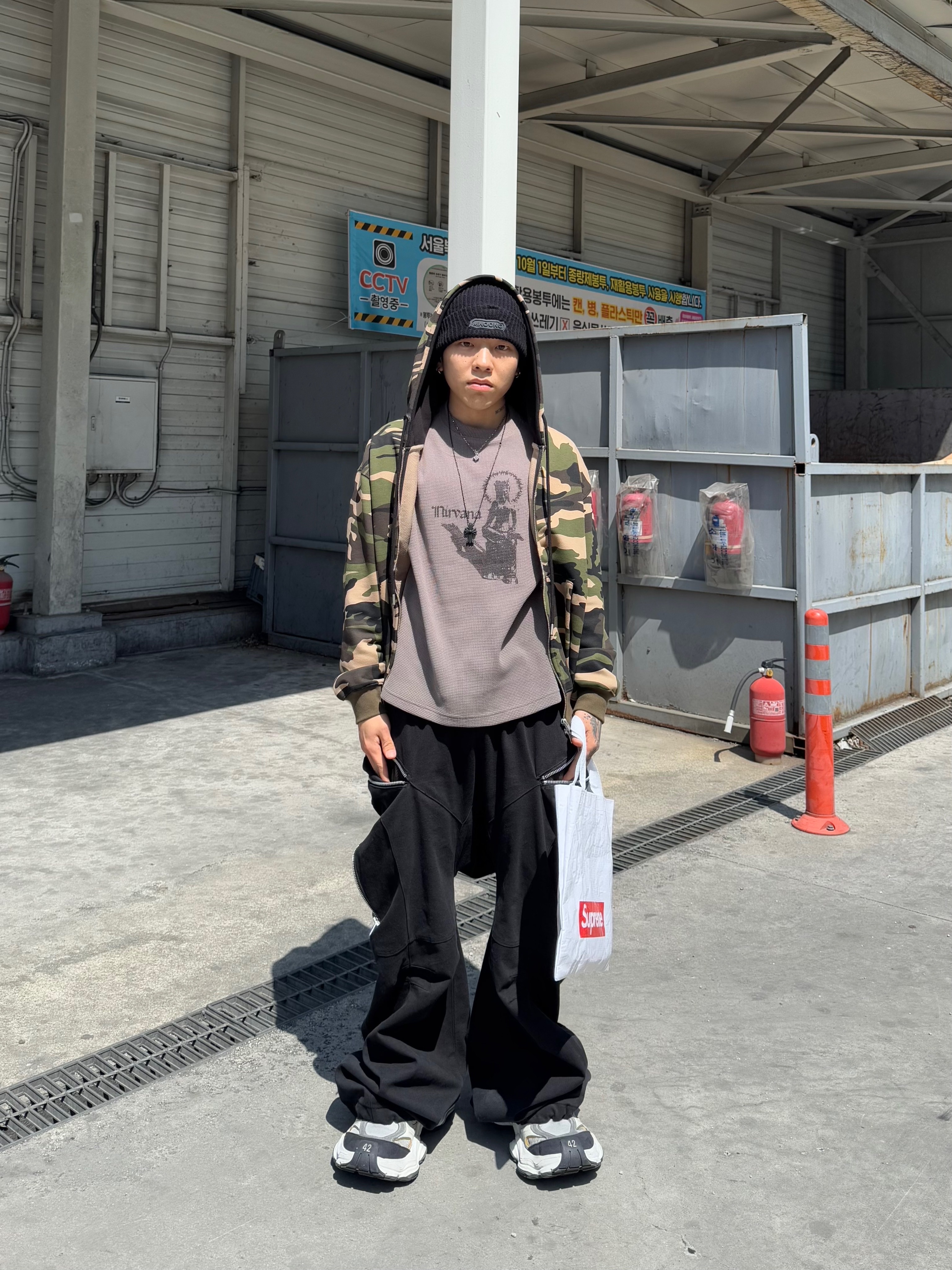 Balenciaga Cargo Sneakers White Grey 착용 스타일 - 2